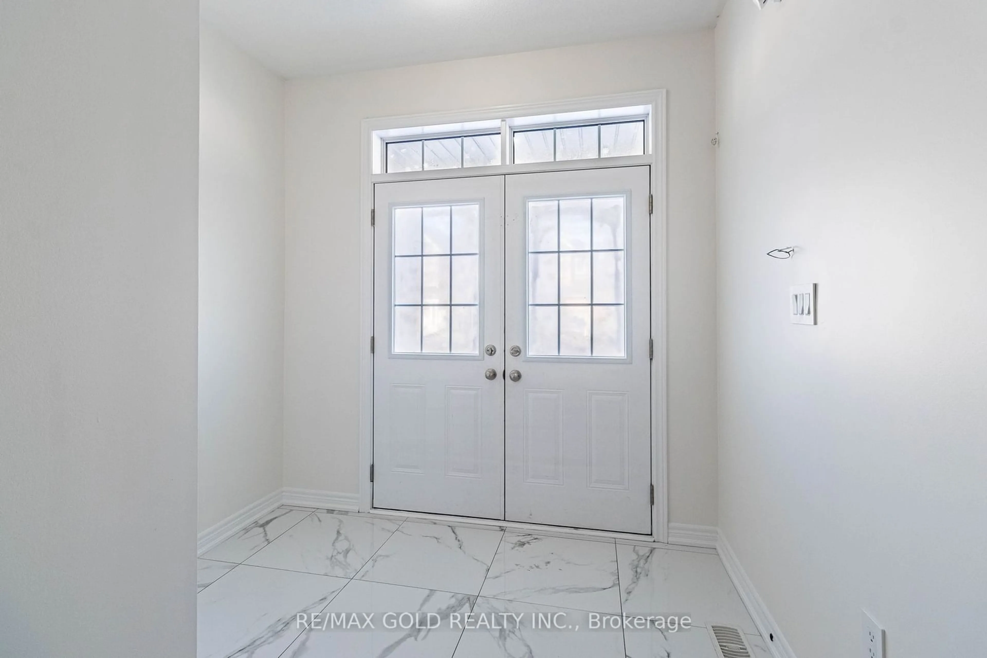 Indoor entryway for 97 Benhurst Cres, Brampton Ontario L7A 5A4