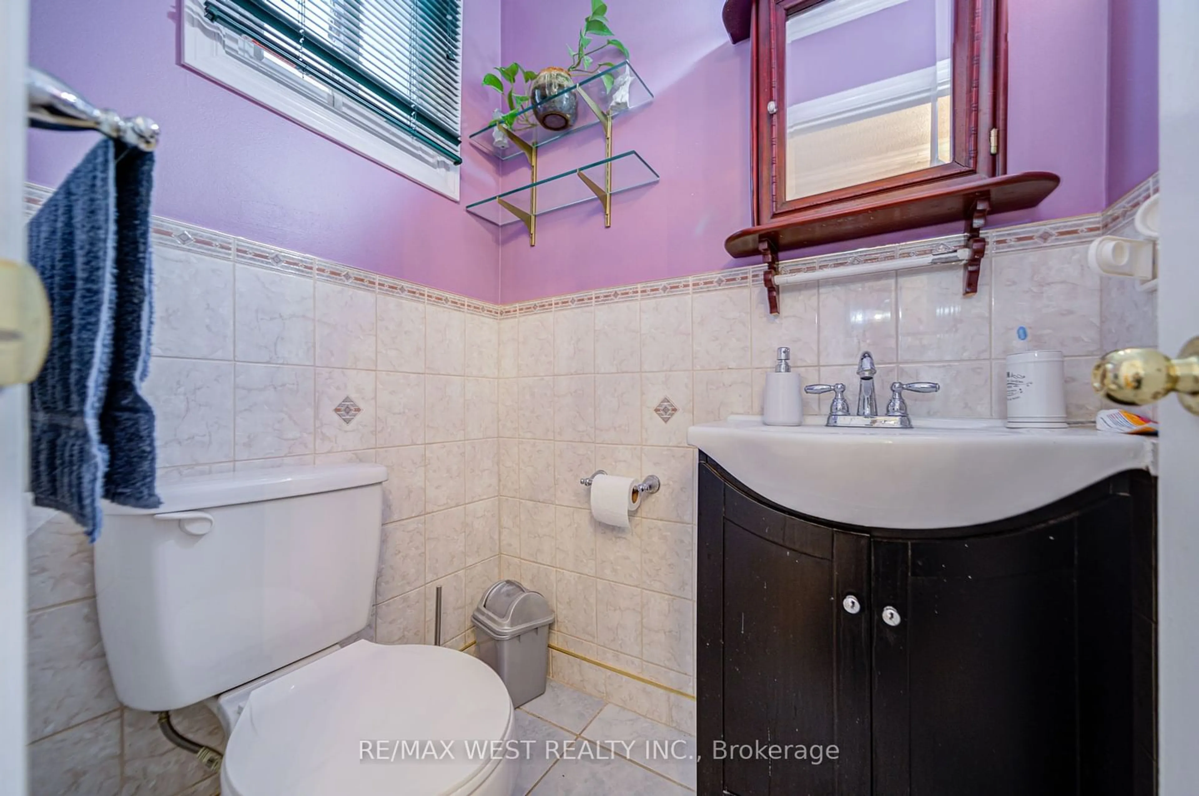 Standard bathroom, ceramic/tile floor for 7475 Goreway Dr #18, Mississauga Ontario L4T 3T3