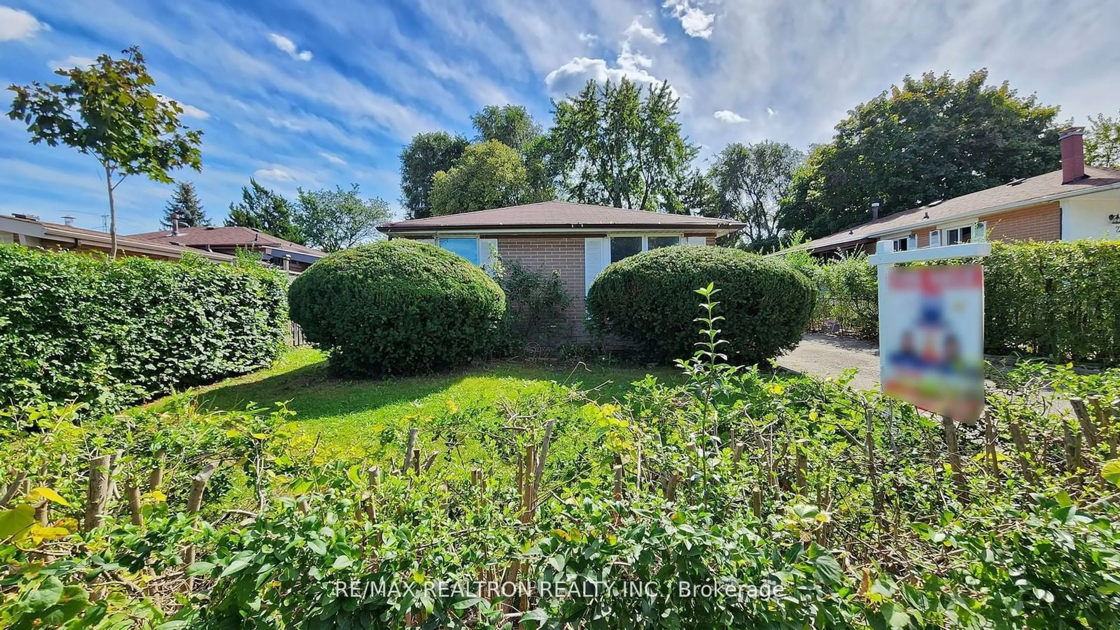 A pic from outside/outdoor area/front of a property/back of a property/a pic from drone, street for 21 Avening Dr, Toronto Ontario M9V 1Y2