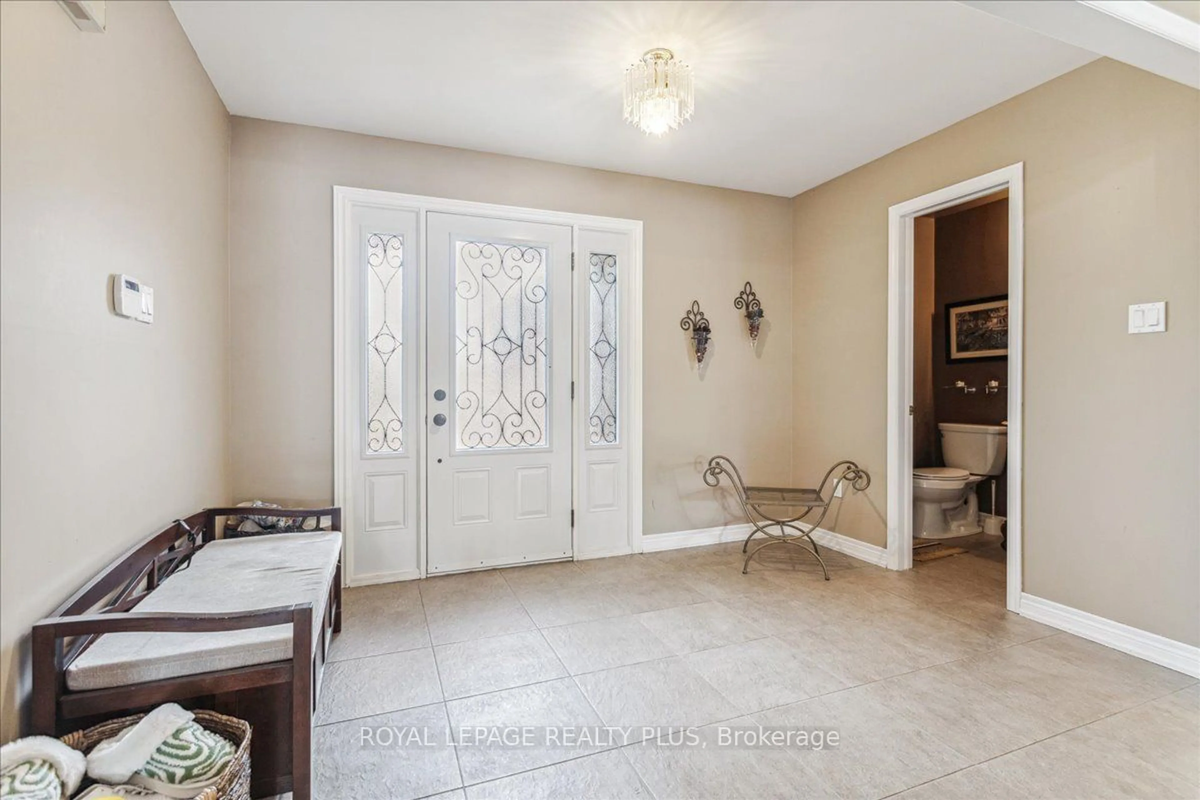 Indoor entryway for 1413 Thistledown Rd, Oakville Ontario L6M 1Y4