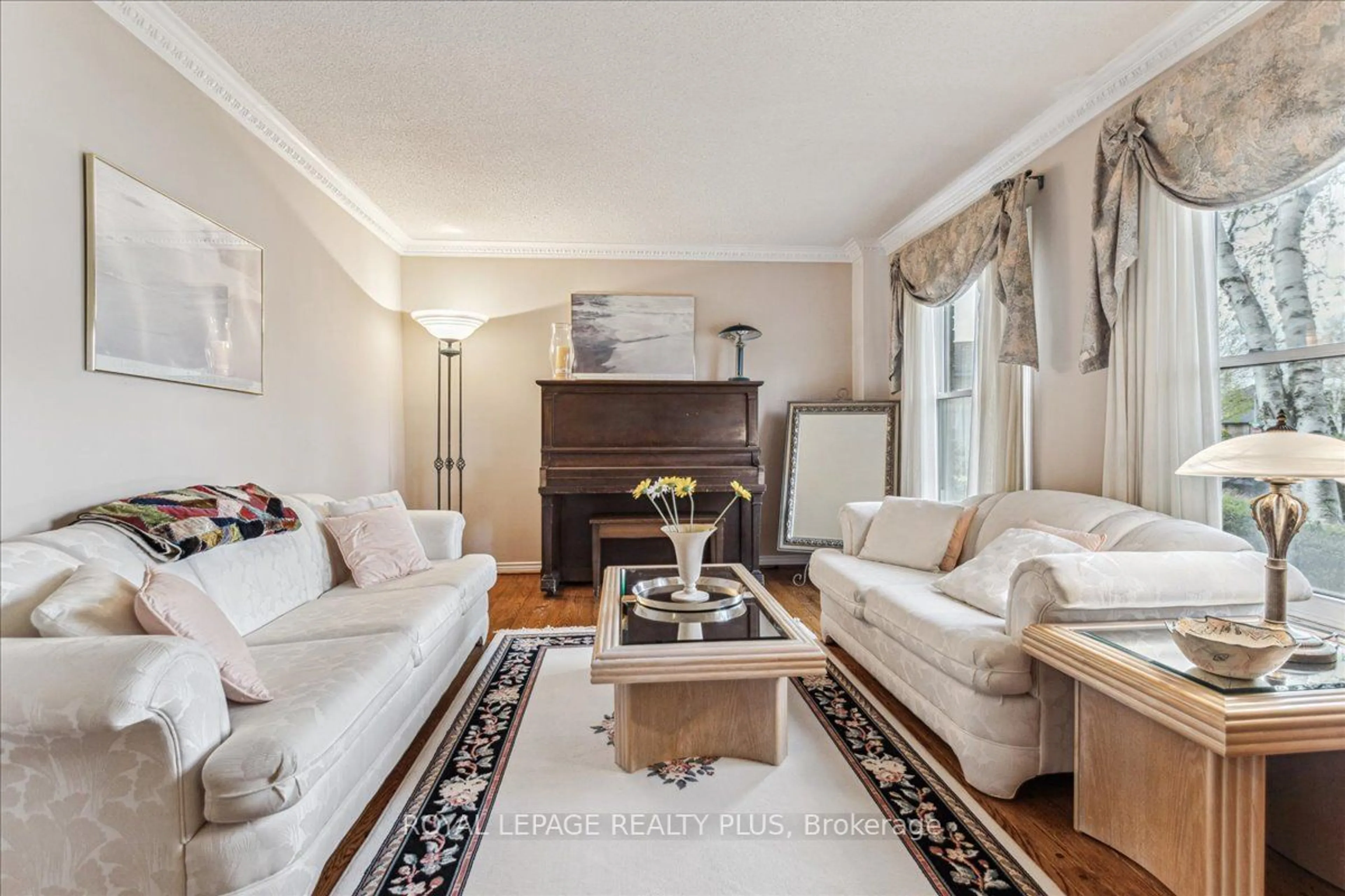 Living room with furniture, wood/laminate floor for 1413 Thistledown Rd, Oakville Ontario L6M 1Y4