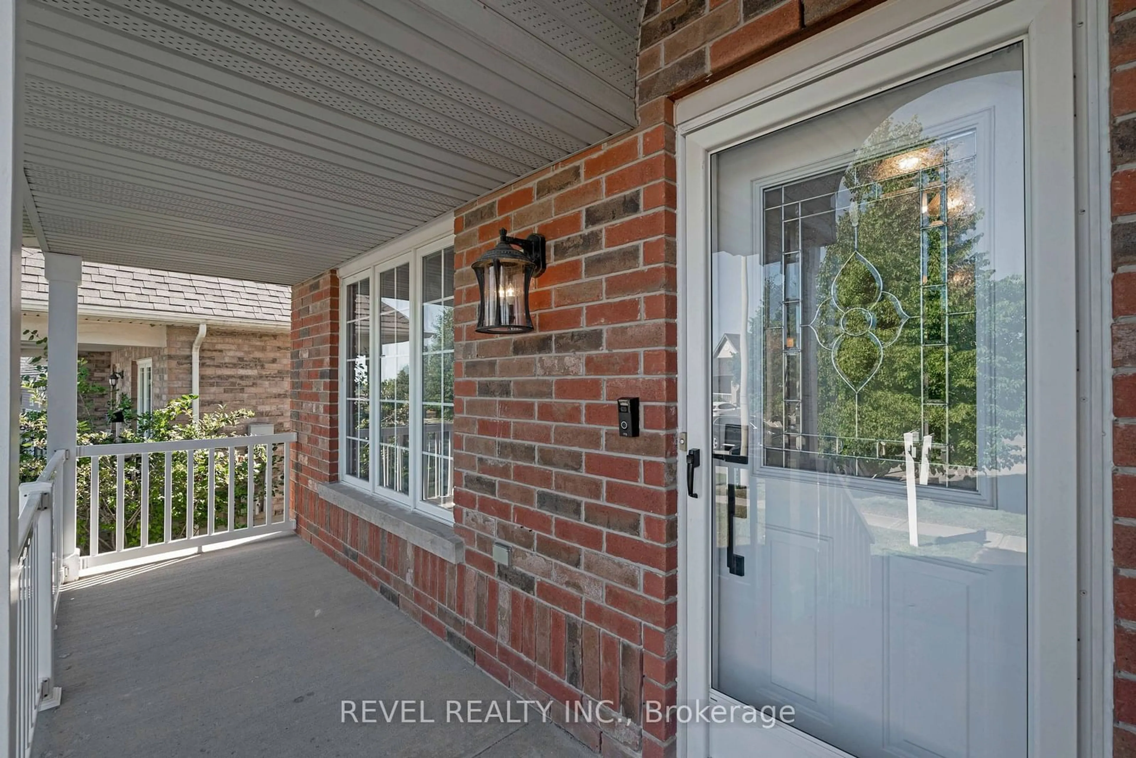 Indoor entryway for 32 Sherwood St, Orangeville Ontario L9W 5C9