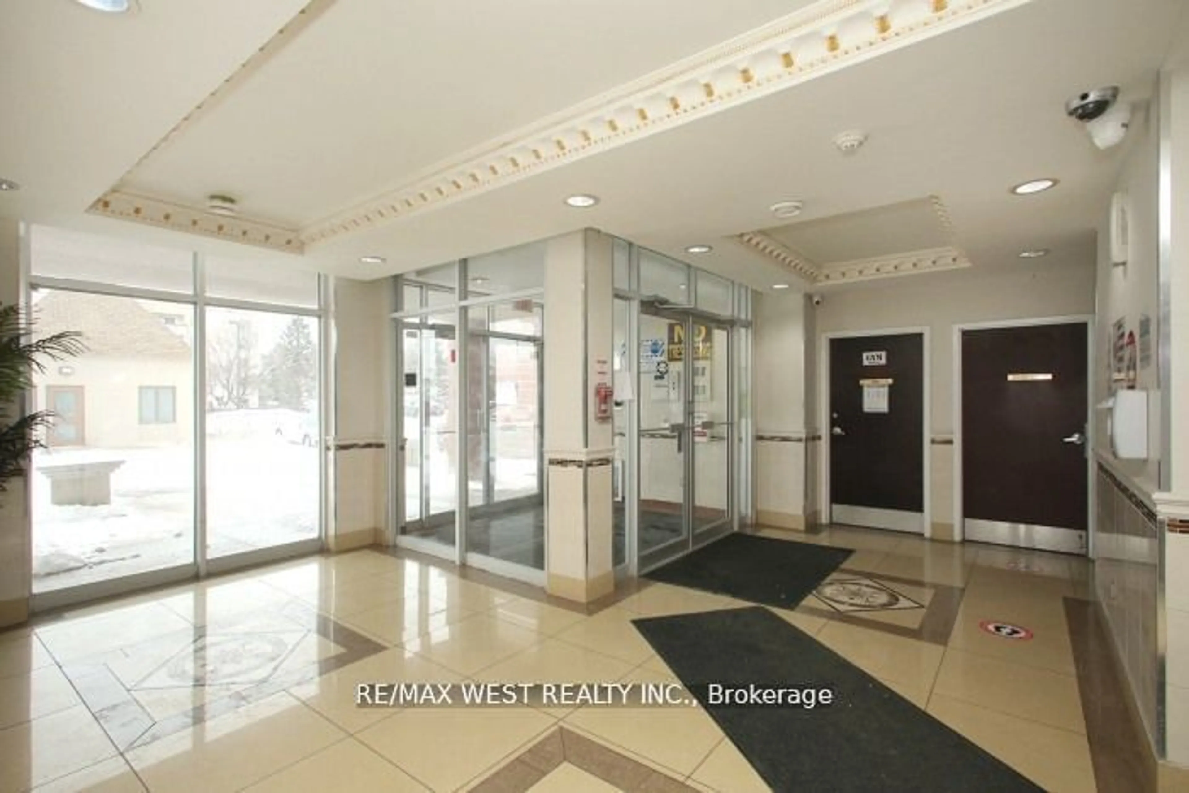 Indoor foyer for 7405 Goreway Dr #501, Mississauga Ontario L4T 0A3