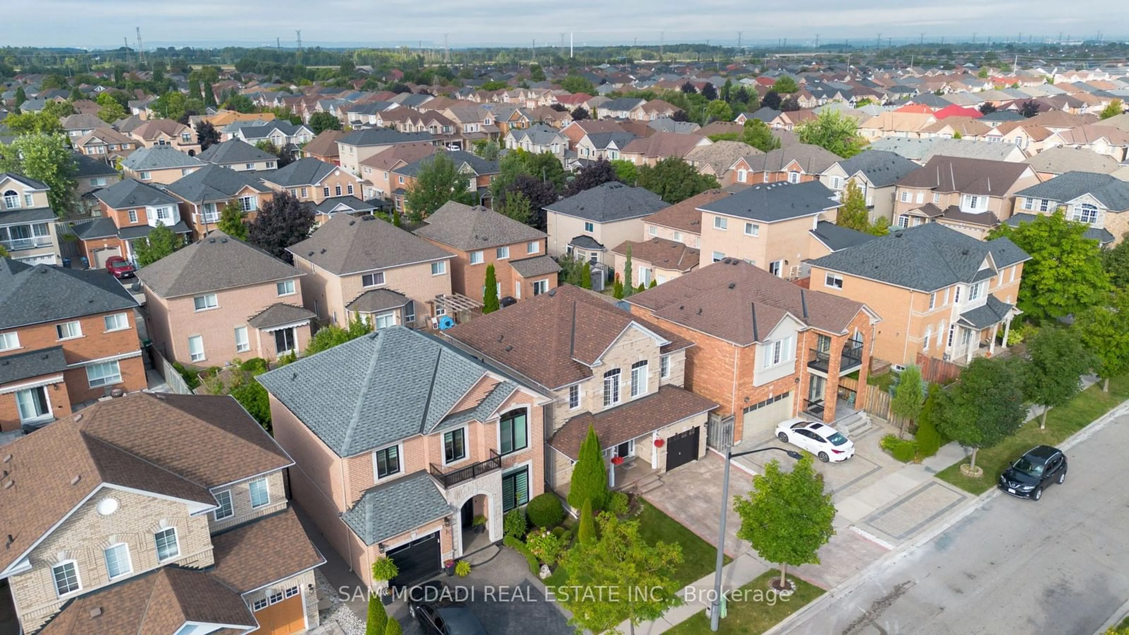 A pic from outside/outdoor area/front of a property/back of a property/a pic from drone, city buildings view from balcony for 5562 Katy Gate, Mississauga Ontario L5M 6M7