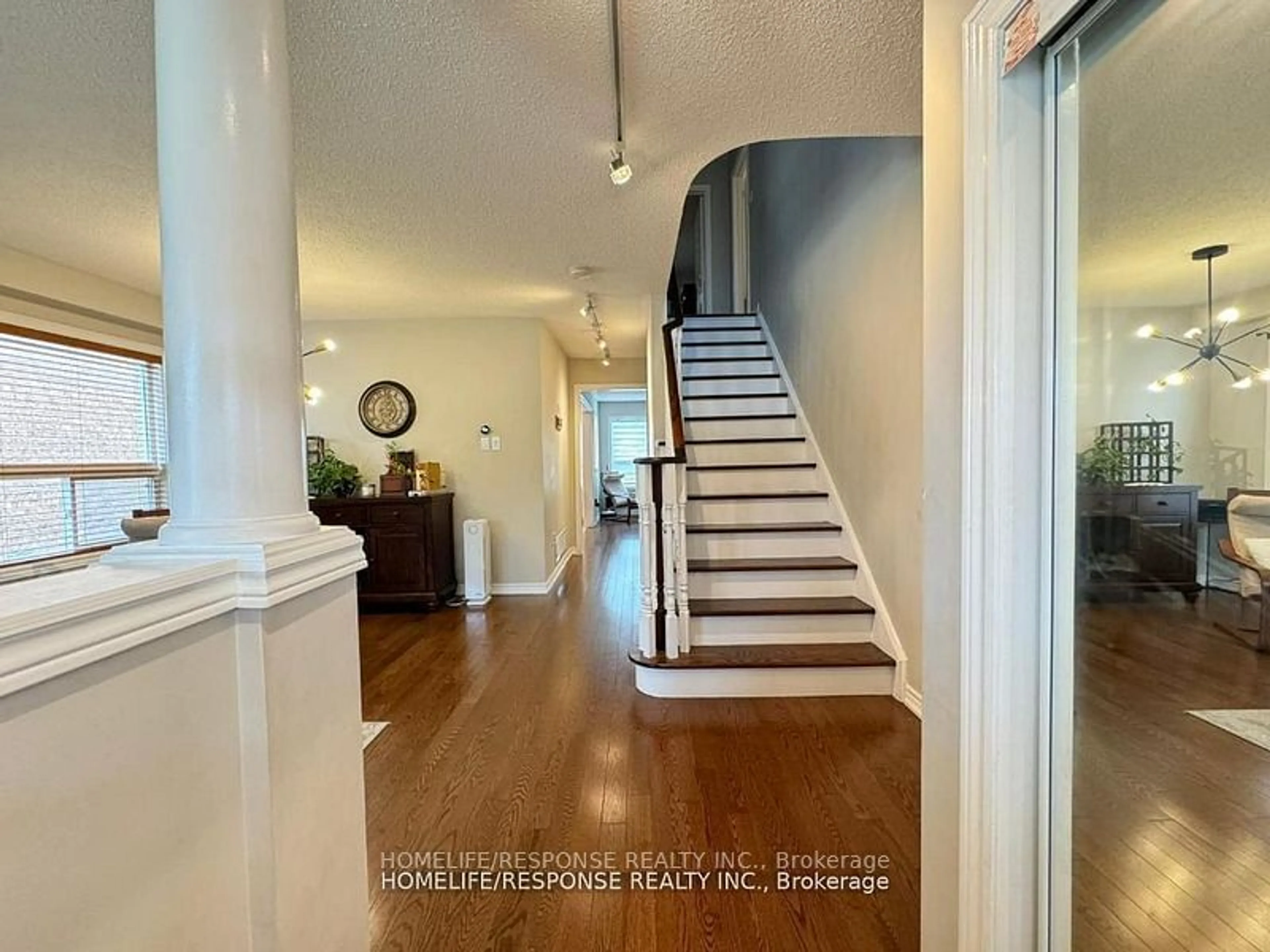 Indoor foyer for 3254 McDowell Dr, Mississauga Ontario L5M 6S4