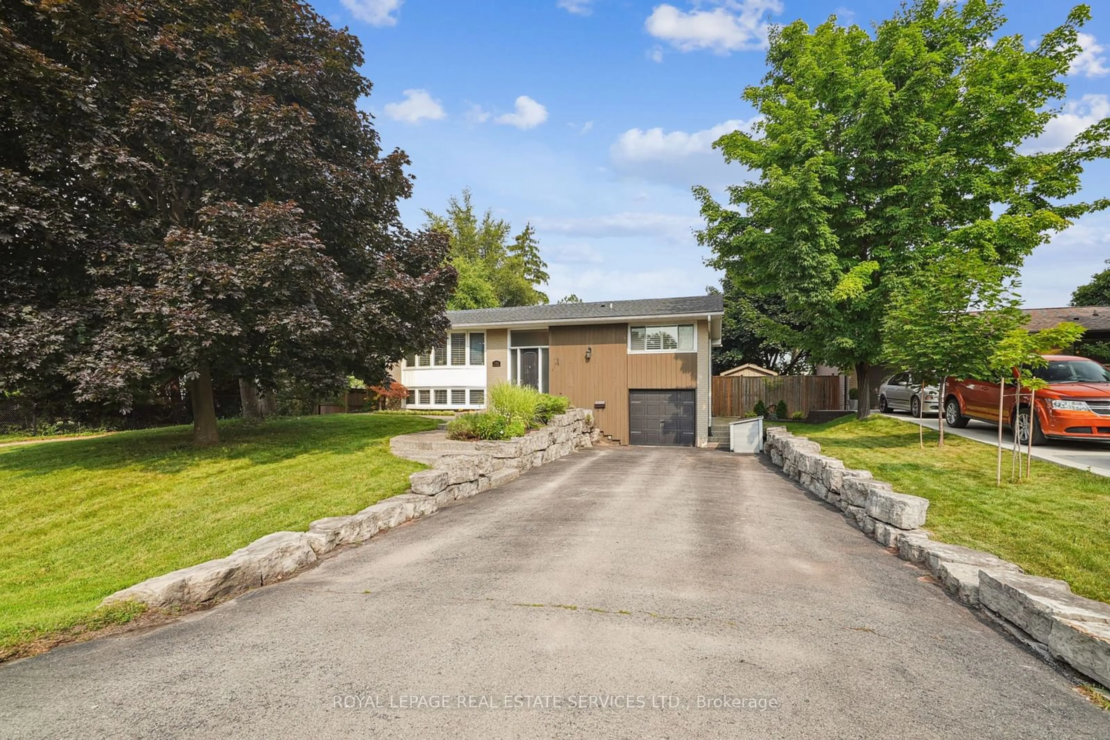 A pic from outside/outdoor area/front of a property/back of a property/a pic from drone, street for 1284 Elgin Cres, Oakville Ontario L6H 2J7