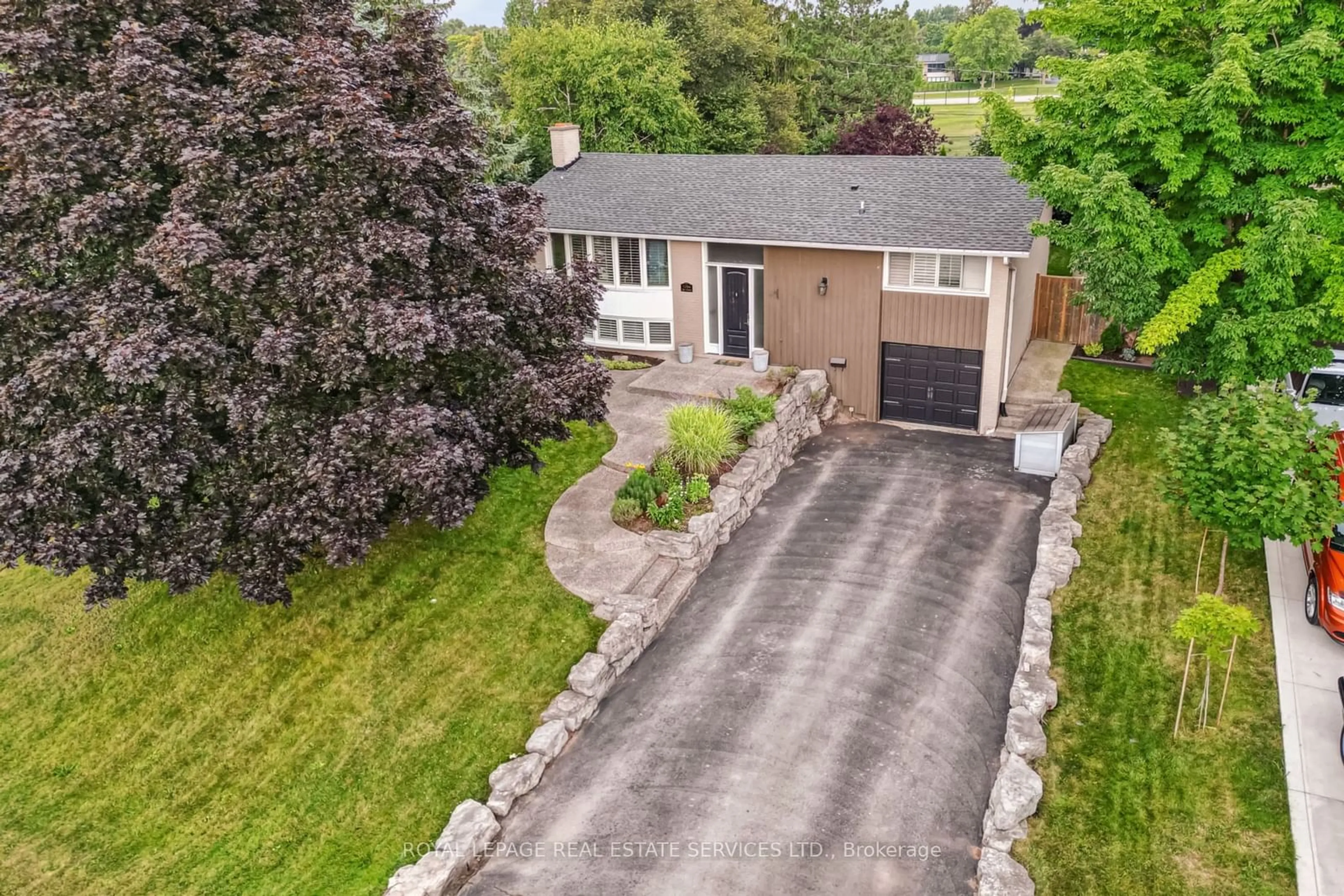 A pic from outside/outdoor area/front of a property/back of a property/a pic from drone, street for 1284 Elgin Cres, Oakville Ontario L6H 2J7