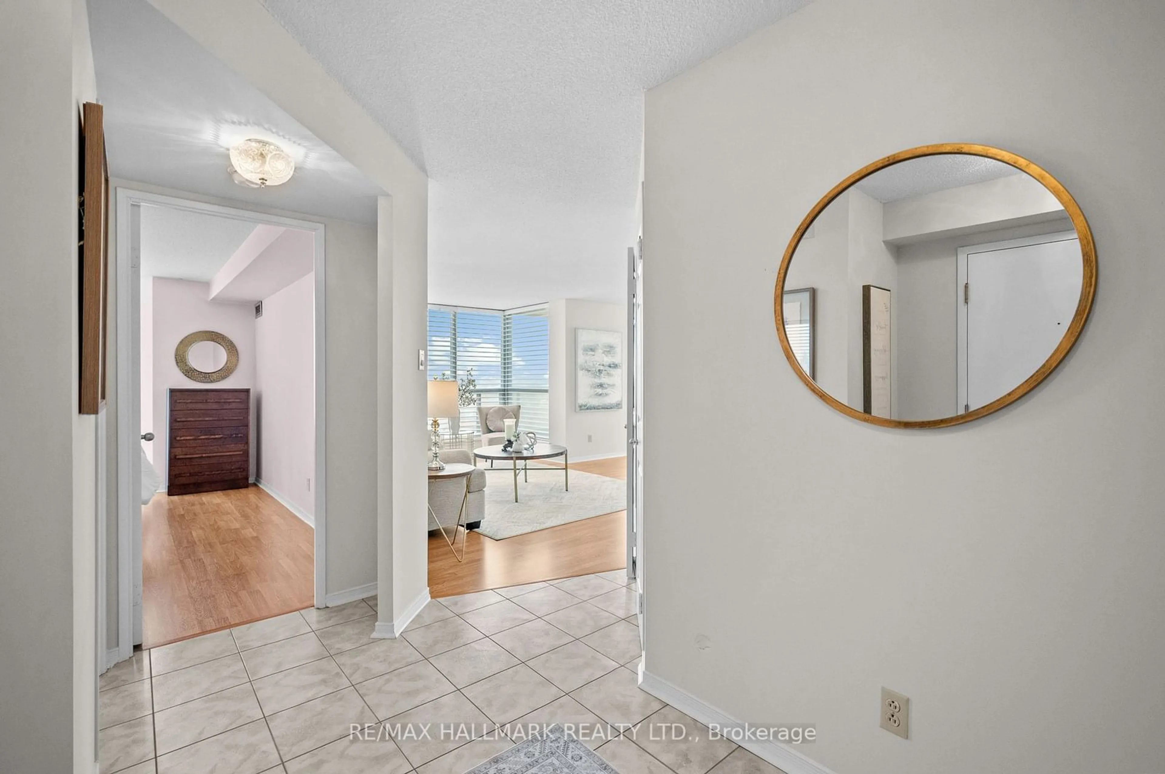 Indoor entryway for 1111 Bough Beeches Blvd #407, Mississauga Ontario L4W 4N1