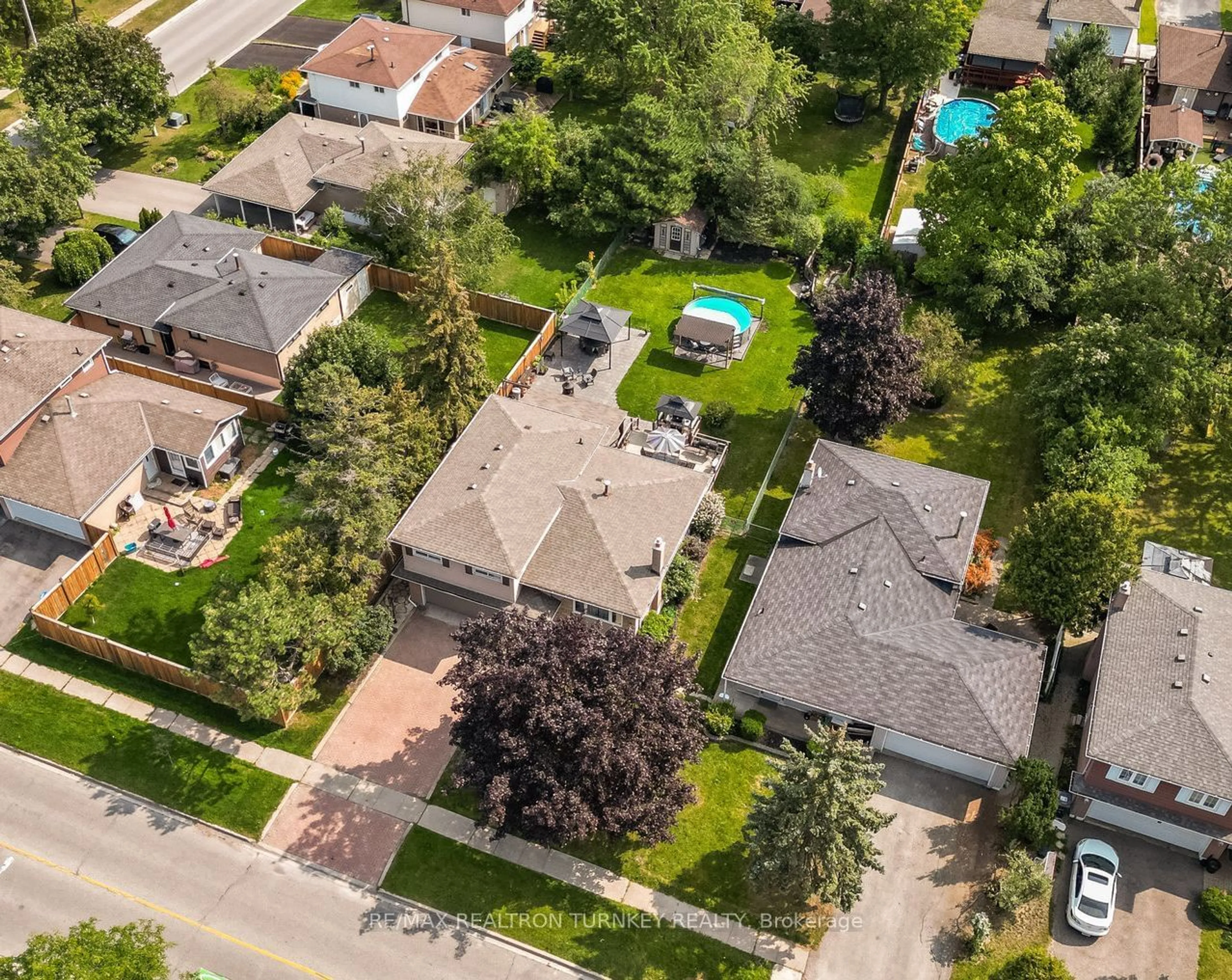 A pic from outside/outdoor area/front of a property/back of a property/a pic from drone, street for 35 Bartley Bull Pkwy, Brampton Ontario L6W 2J3