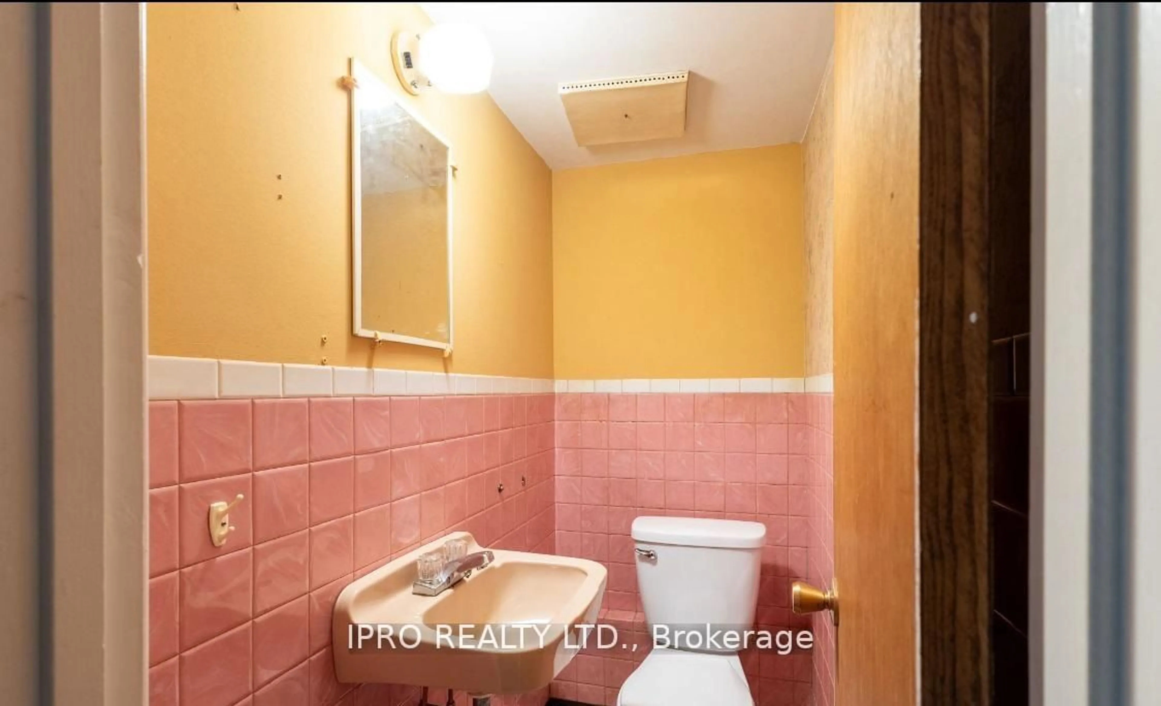 Standard bathroom, unknown for 529 Vale Pl, Oakville Ontario L6L 4R5