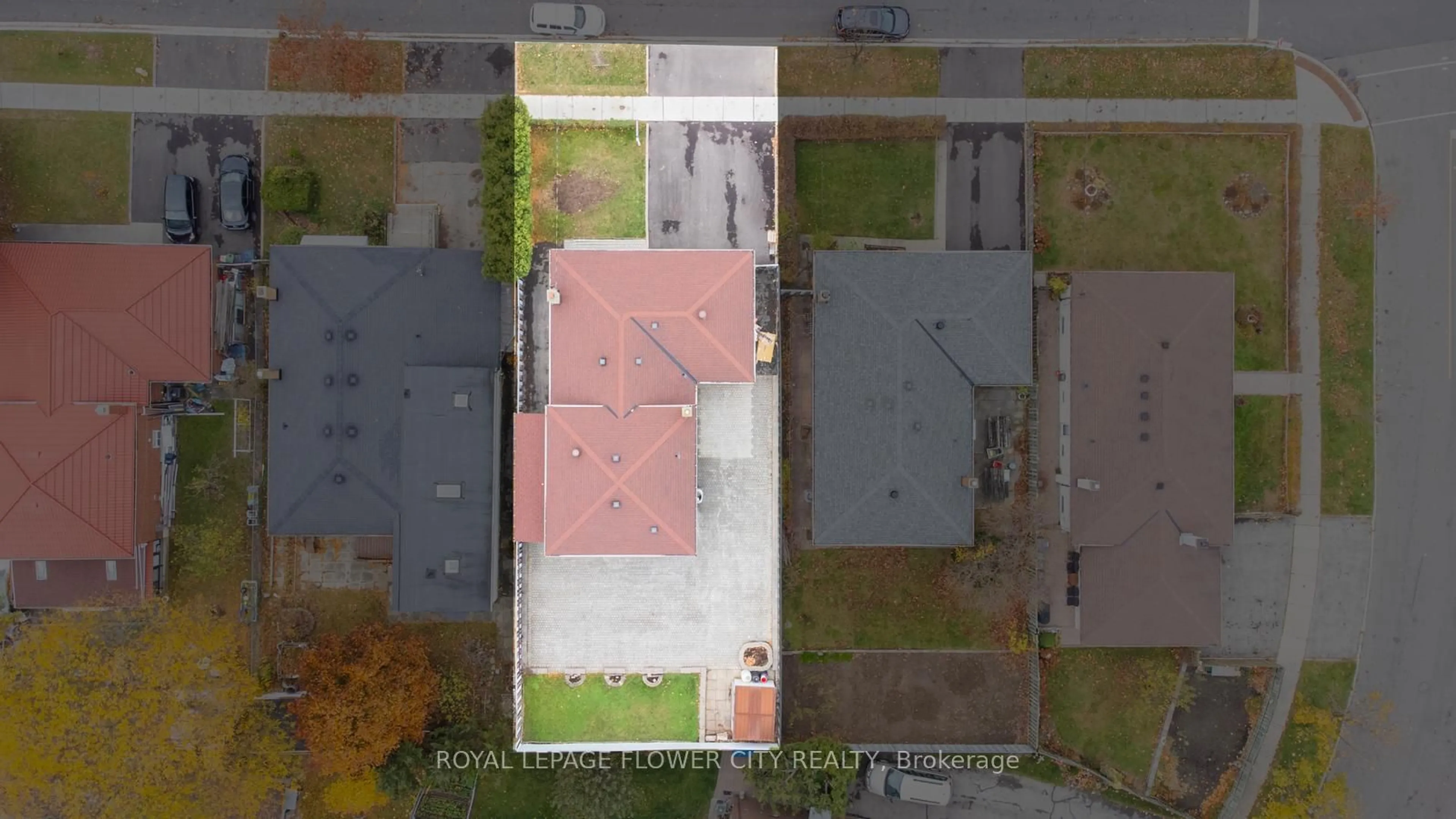 A pic from outside/outdoor area/front of a property/back of a property/a pic from drone, street for 39 Stanwood Cres, Toronto Ontario M9M 2A2