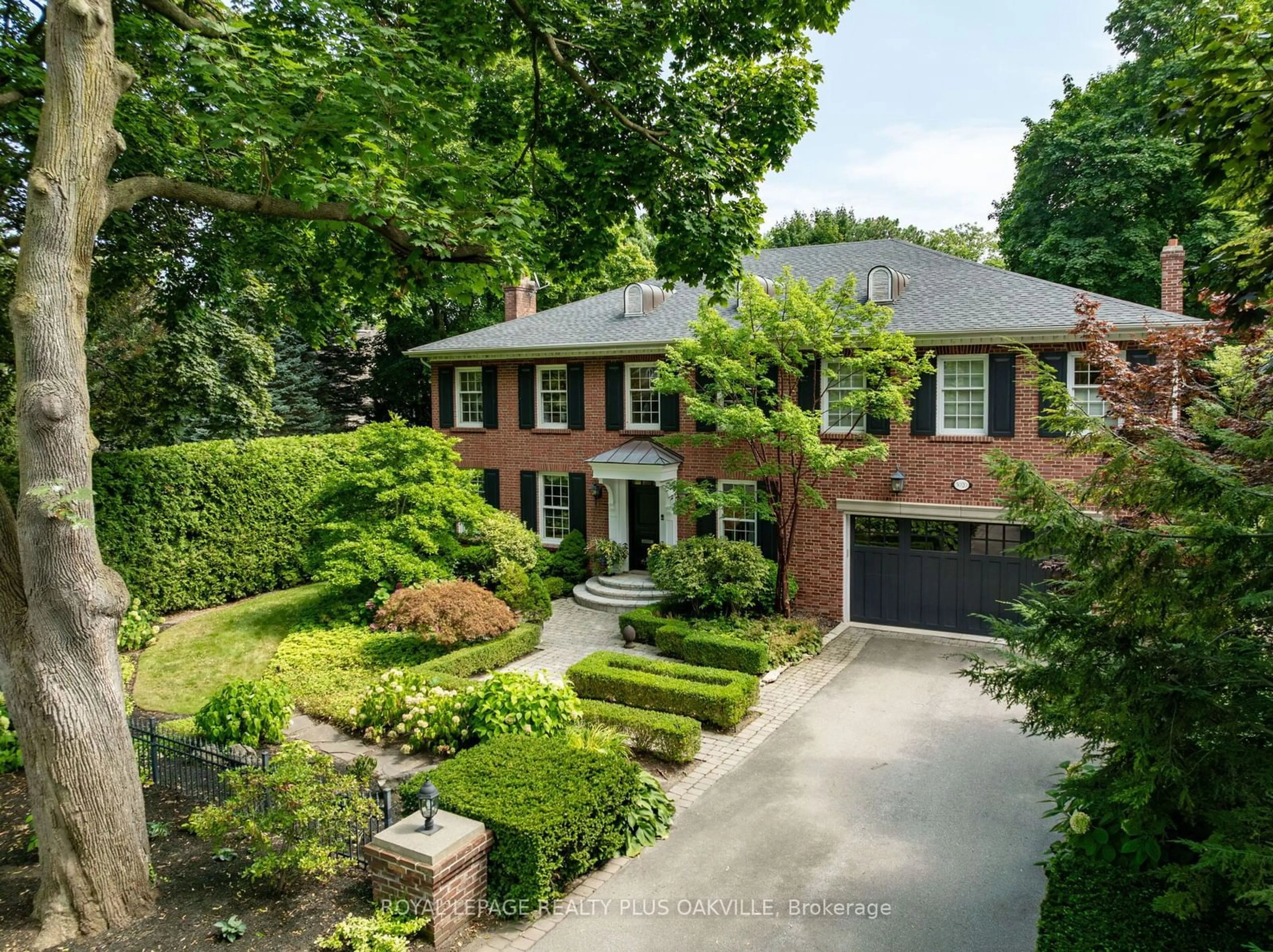 A pic from outside/outdoor area/front of a property/back of a property/a pic from drone, street for 3020 First St, Burlington Ontario L7N 1C3