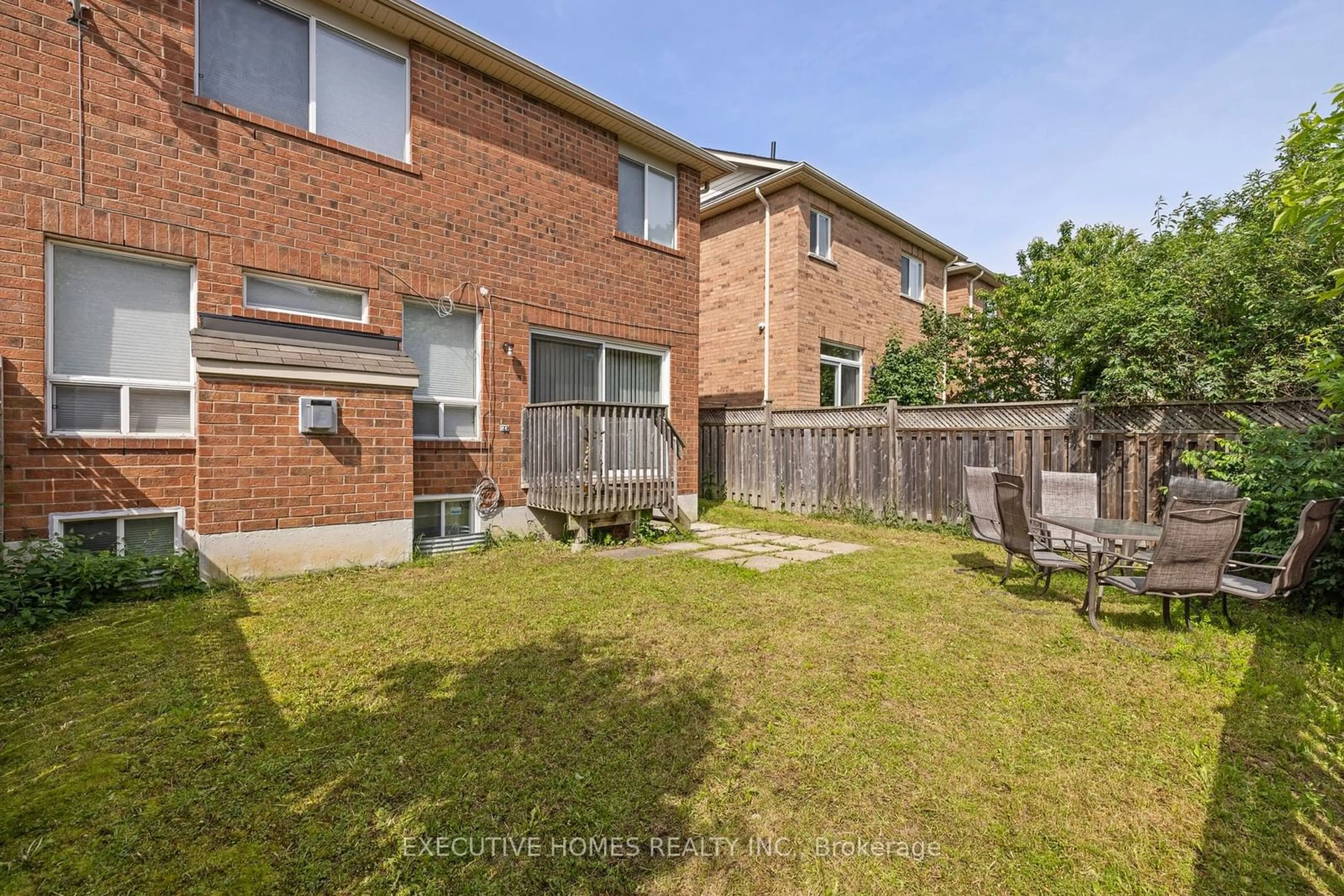 A pic from outside/outdoor area/front of a property/back of a property/a pic from drone, street for 5415 Longford Dr, Mississauga Ontario L5M 7Y3