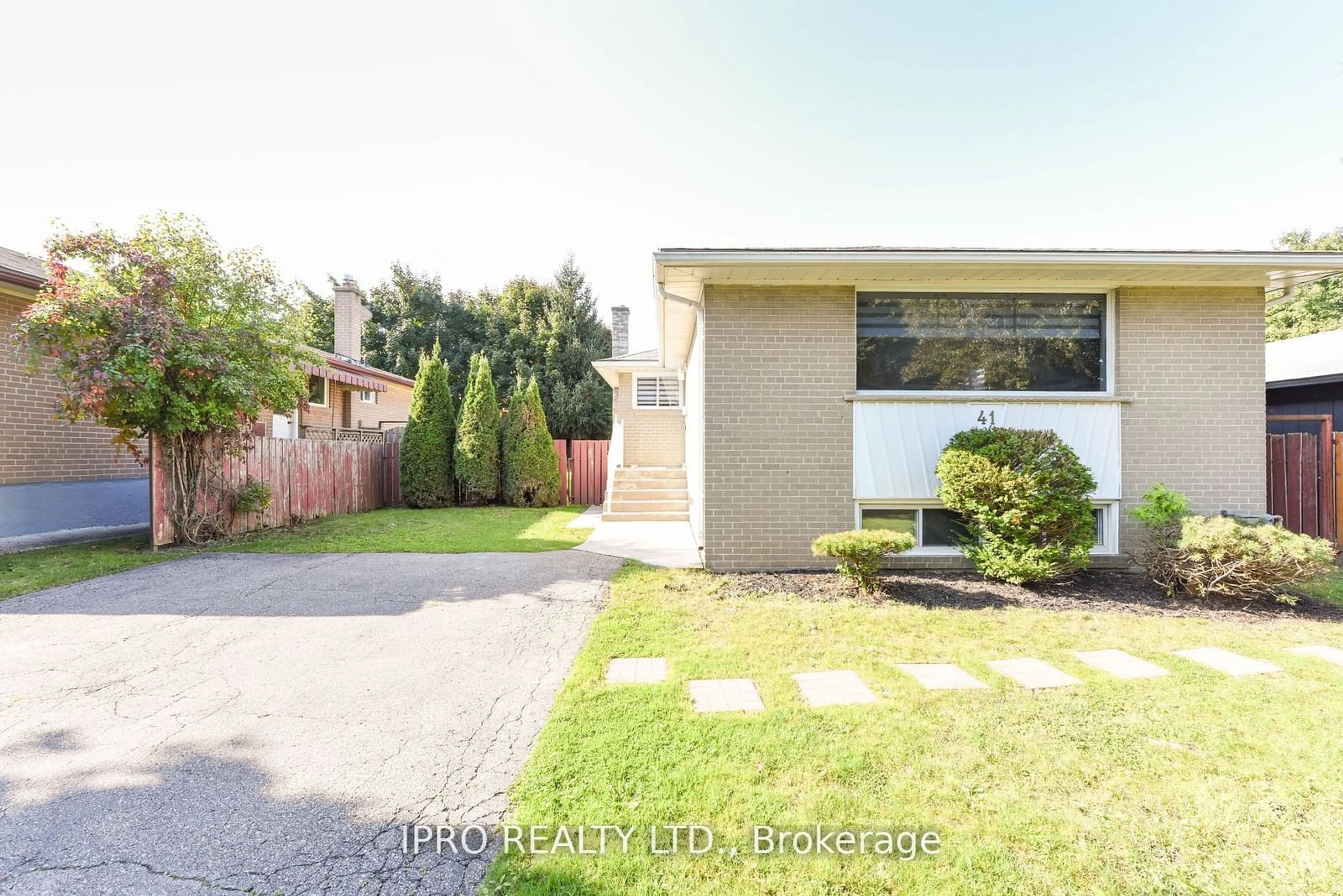 A pic from outside/outdoor area/front of a property/back of a property/a pic from drone, street for 41 Sherwood Cres, Brampton Ontario L6X 2C9