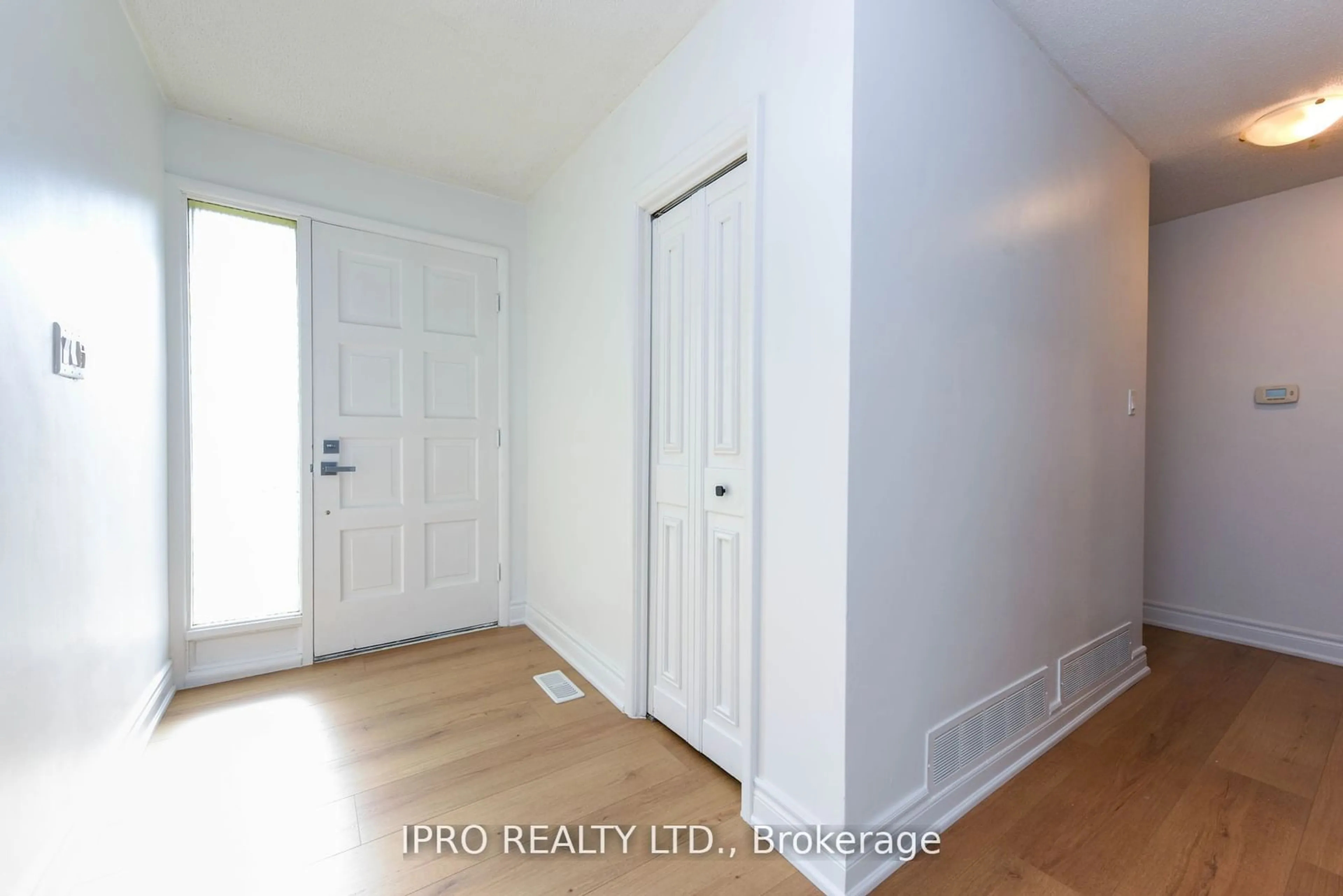 Indoor entryway for 41 Sherwood Cres, Brampton Ontario L6X 2C9