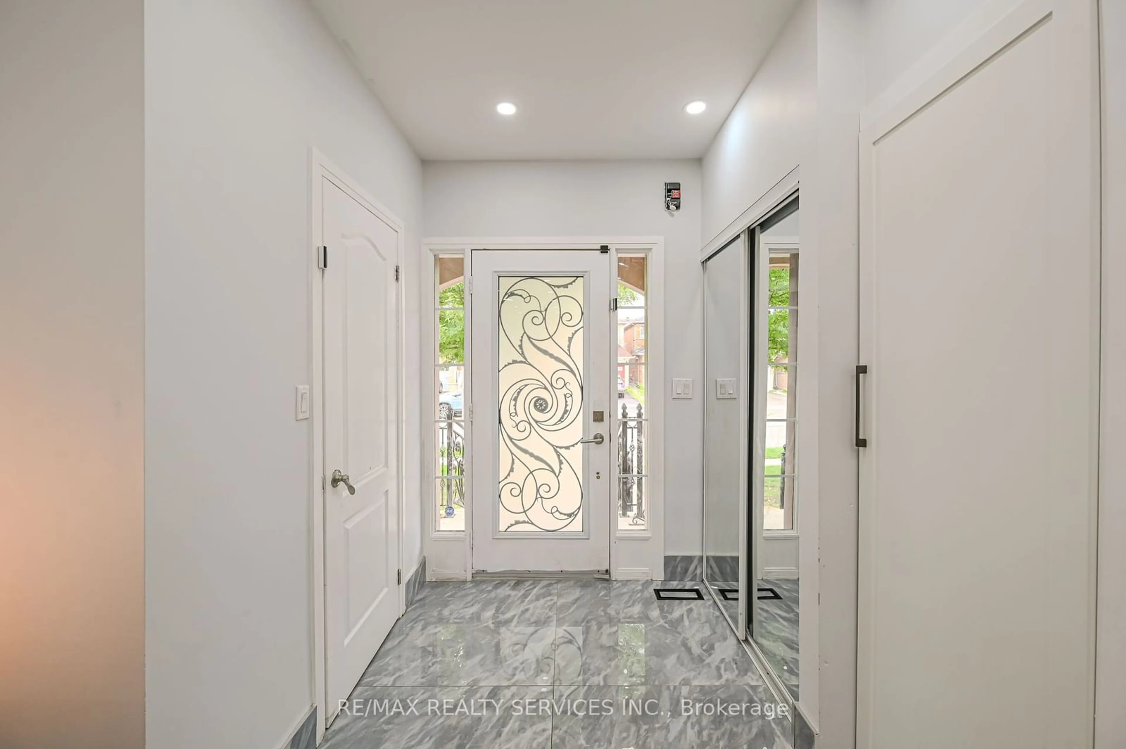 Indoor entryway for 119 Crown Victoria Dr, Brampton Ontario L7A 3X9