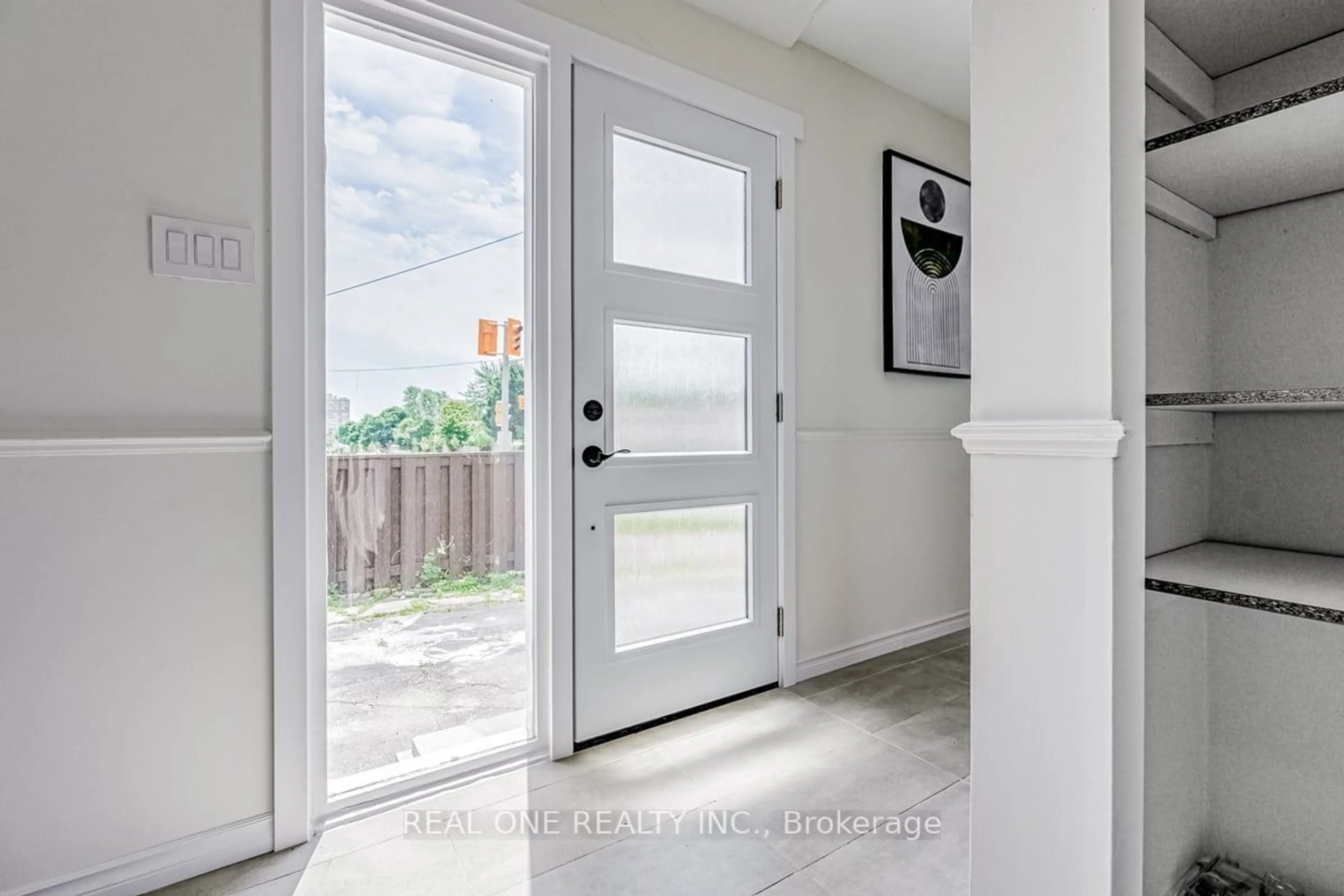 Indoor entryway for 2 Highview Tr, Brampton Ontario L6S 1P5