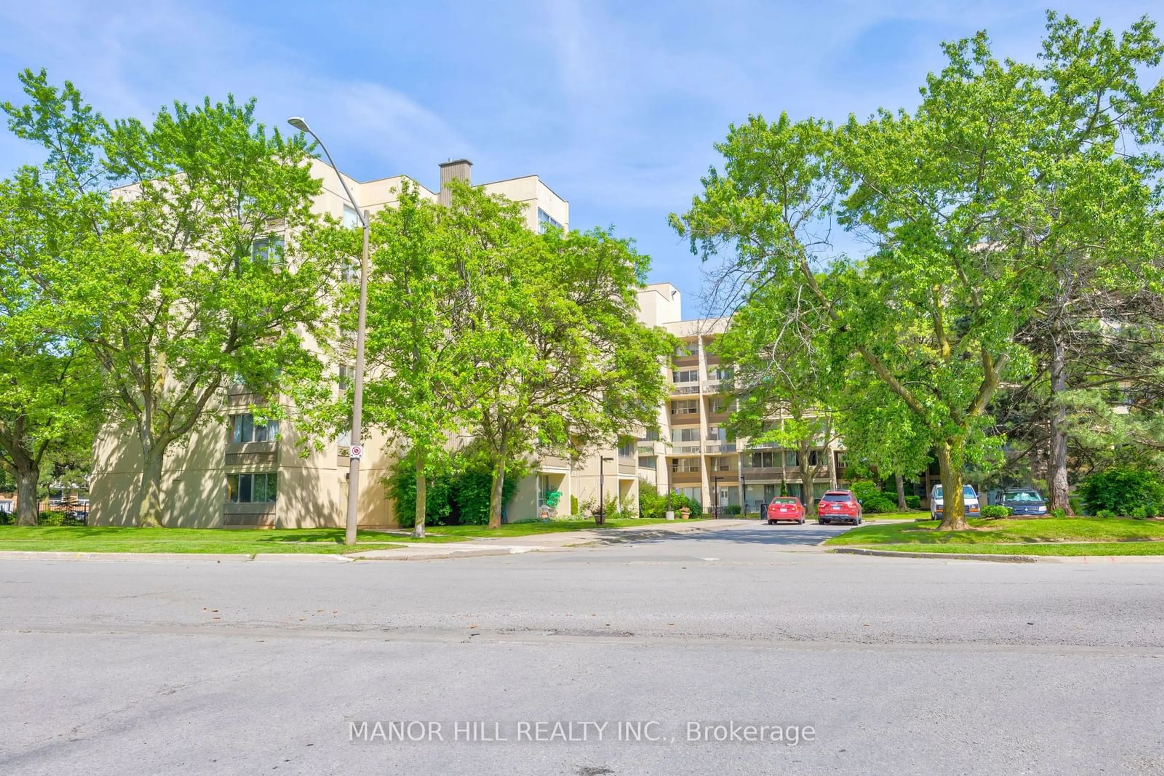 A pic from outside/outdoor area/front of a property/back of a property/a pic from drone, unknown for 1300 Marlborough Crt #523, Oakville Ontario L6H 2S2