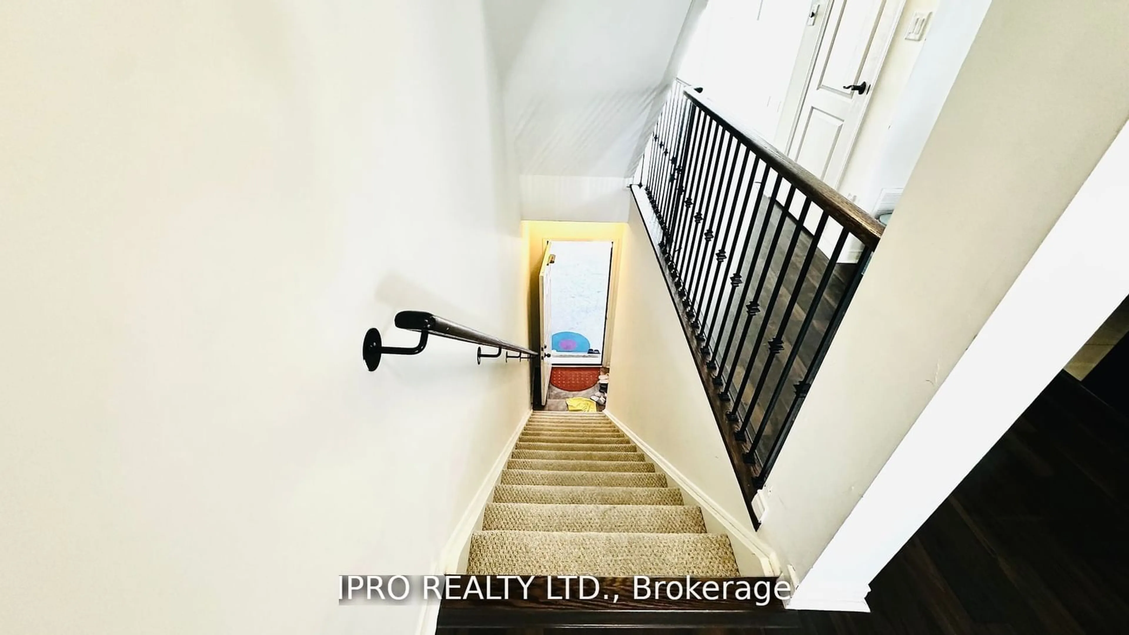 Indoor entryway for 3070 Thomas St #4, Mississauga Ontario L5M 0T2