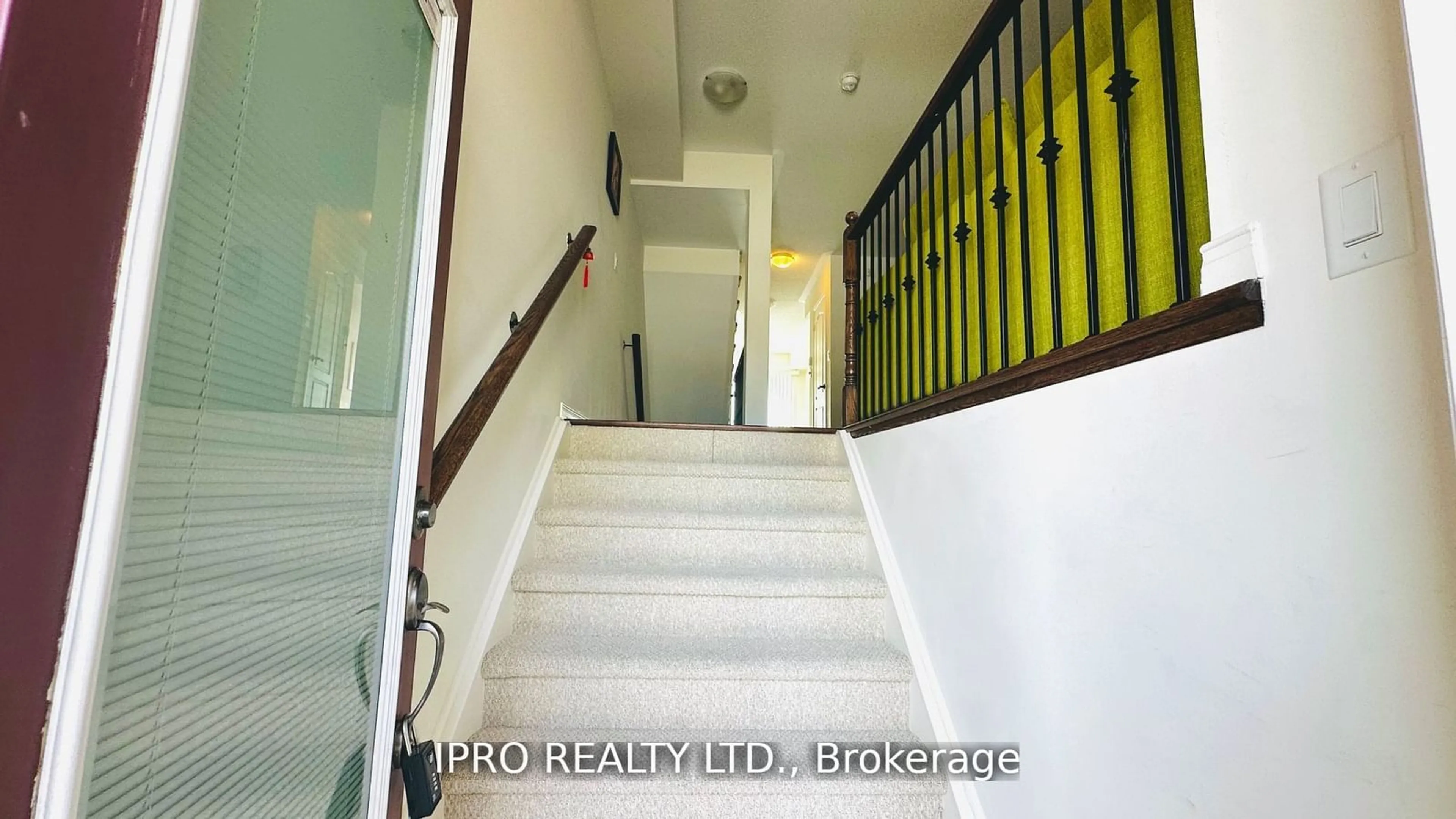 Indoor foyer for 3070 Thomas St #4, Mississauga Ontario L5M 0T2