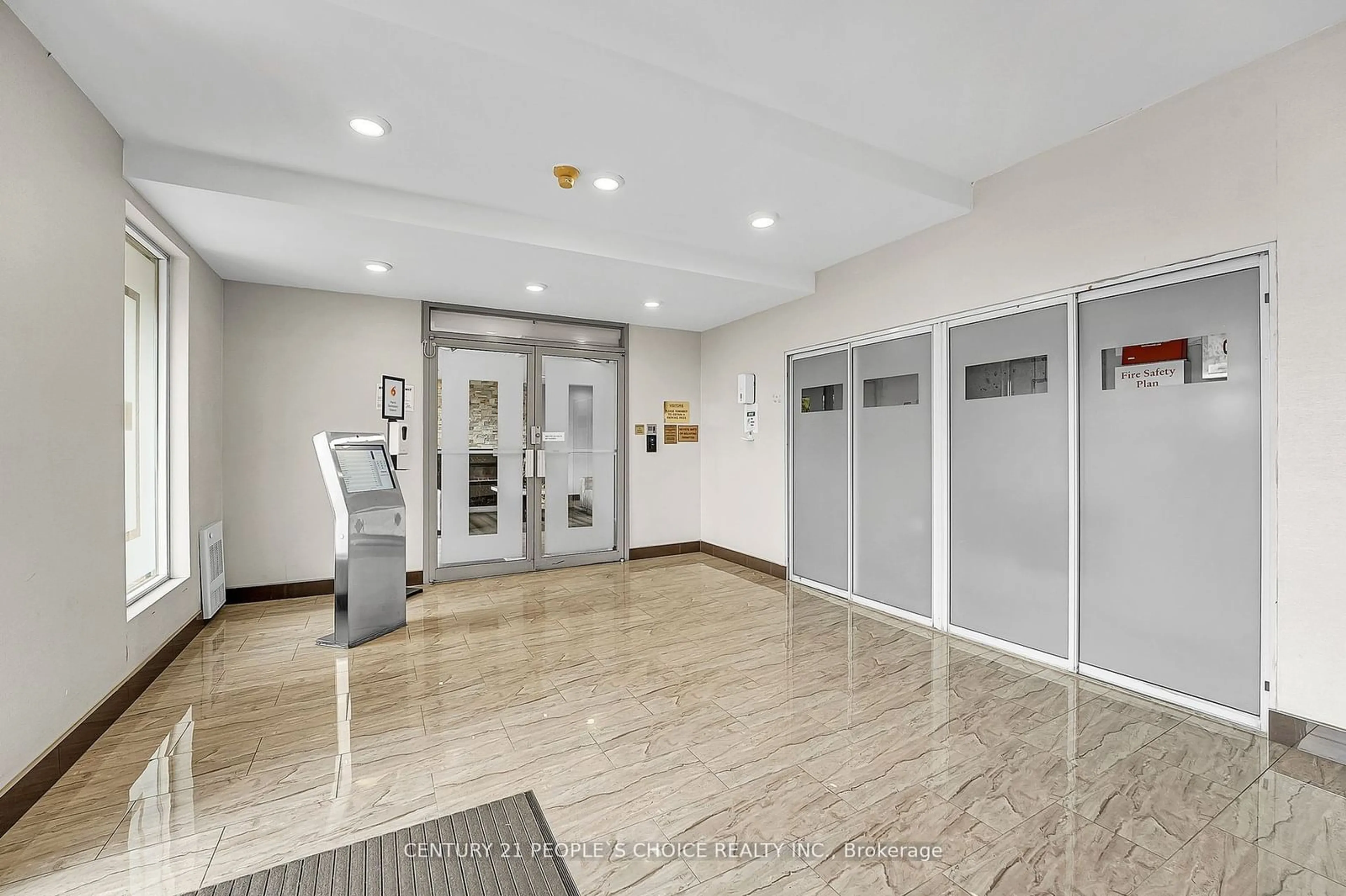 Indoor foyer for 145 Hillcrest Ave #1012, Mississauga Ontario L5B 3Z1