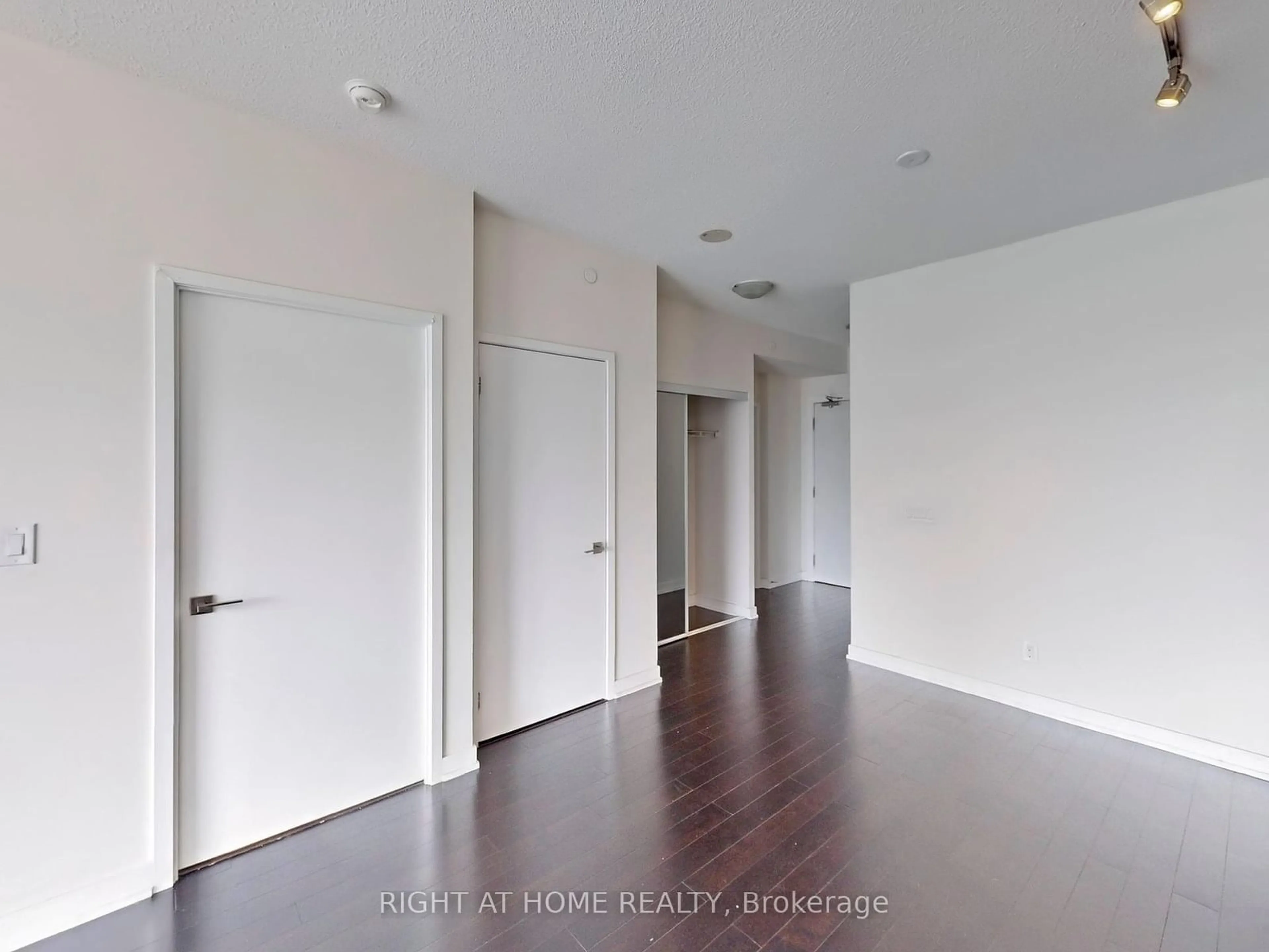 Indoor entryway for 4011 Brickstone Mews #1008, Mississauga Ontario L5B 0J7