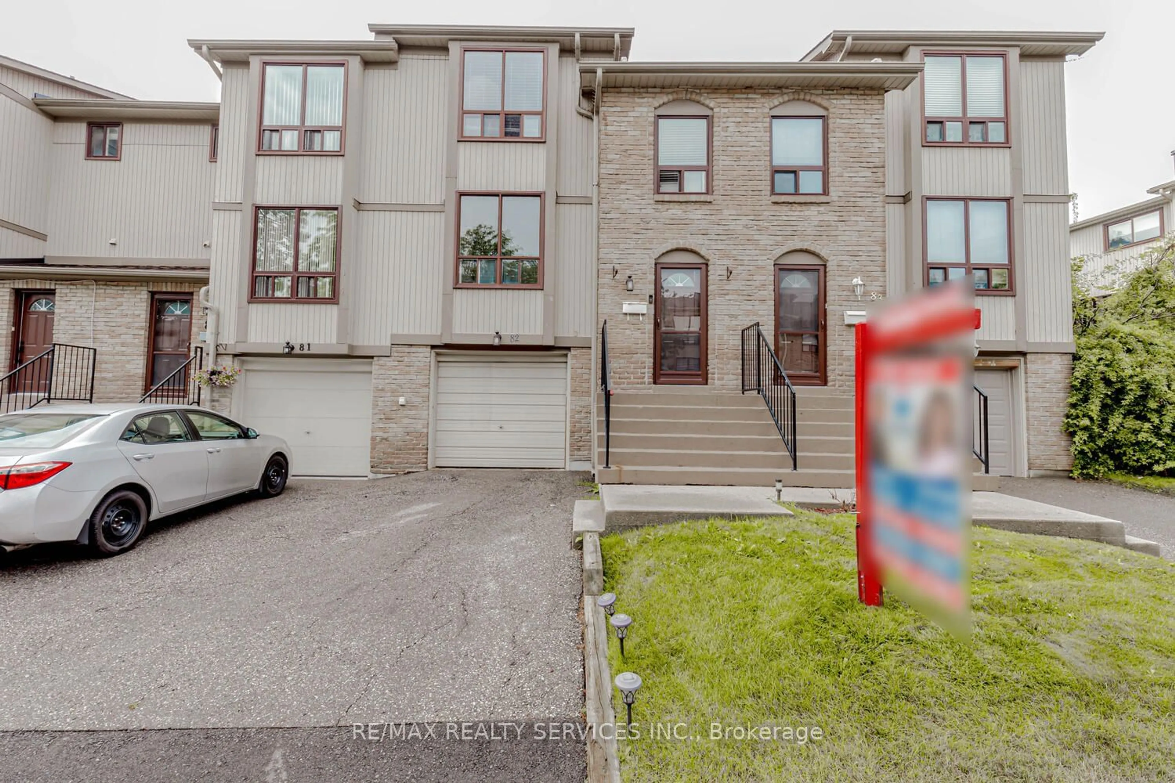 A pic from outside/outdoor area/front of a property/back of a property/a pic from drone, street for 82 Guildford Cres #82, Brampton Ontario L6S 3K2