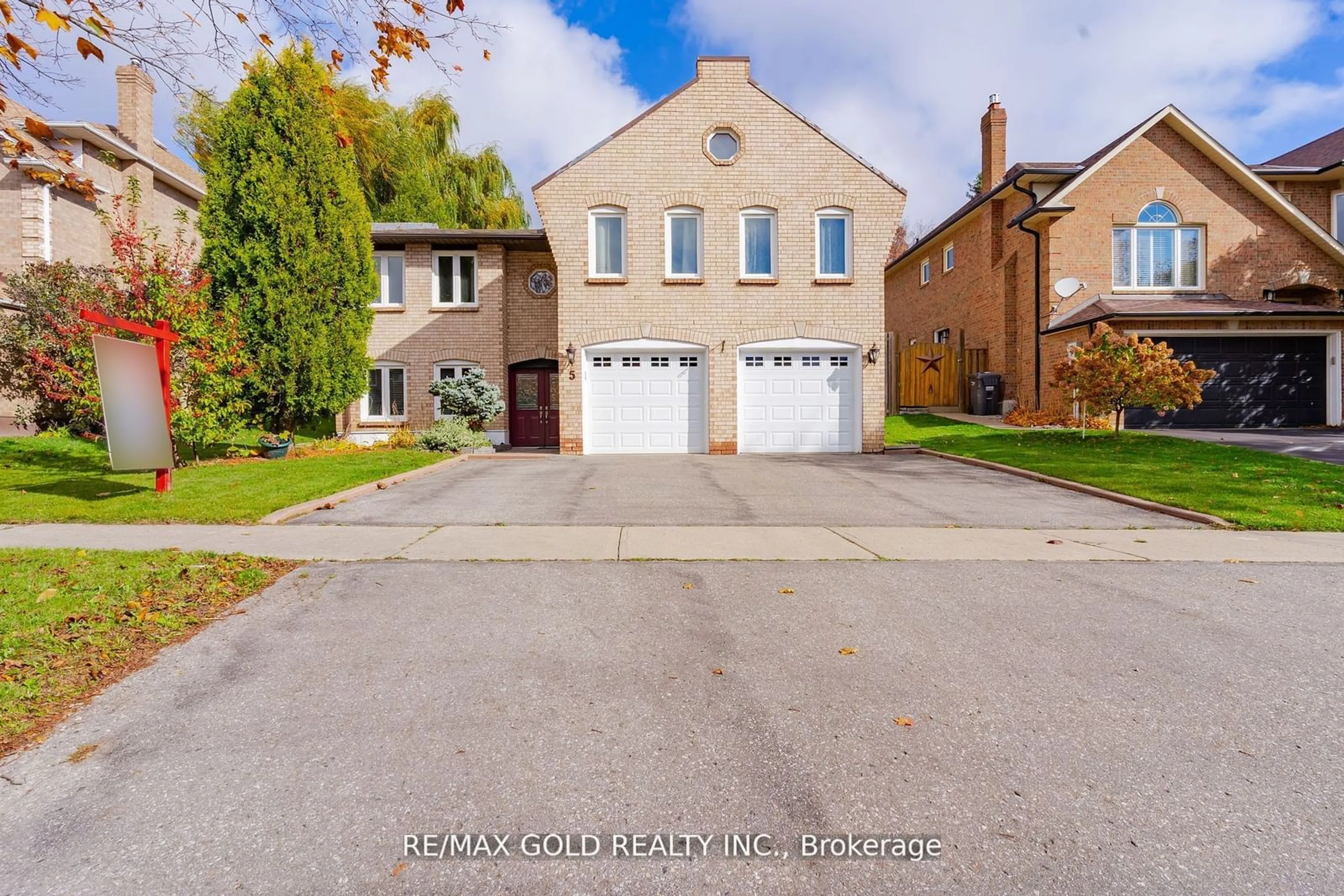 A pic from outside/outdoor area/front of a property/back of a property/a pic from drone, street for 5 Hacienda Crt, Brampton Ontario L6Z 3J2