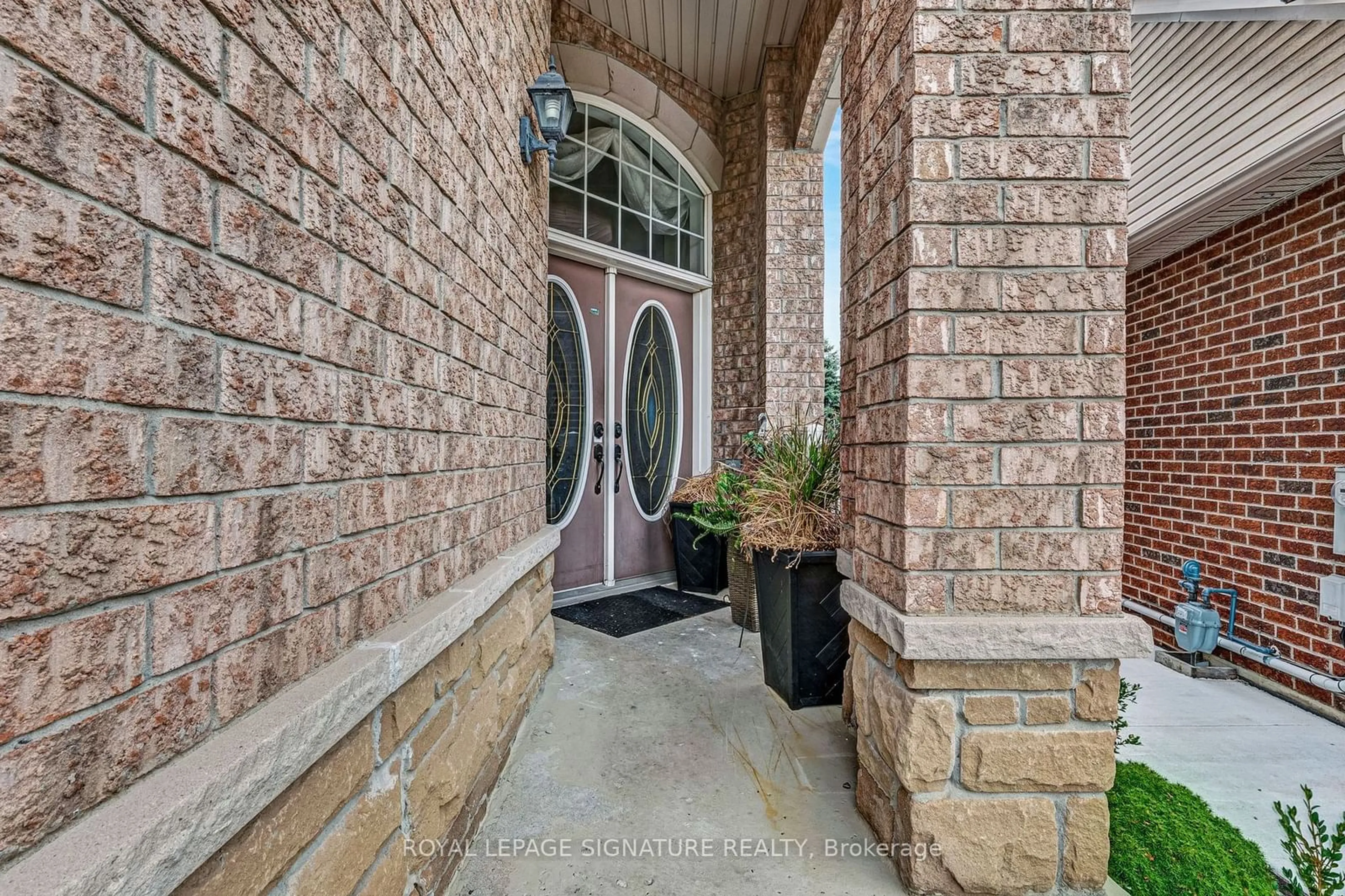 Indoor entryway for 102 Pennyroyal Cres, Brampton Ontario L6S 6J6