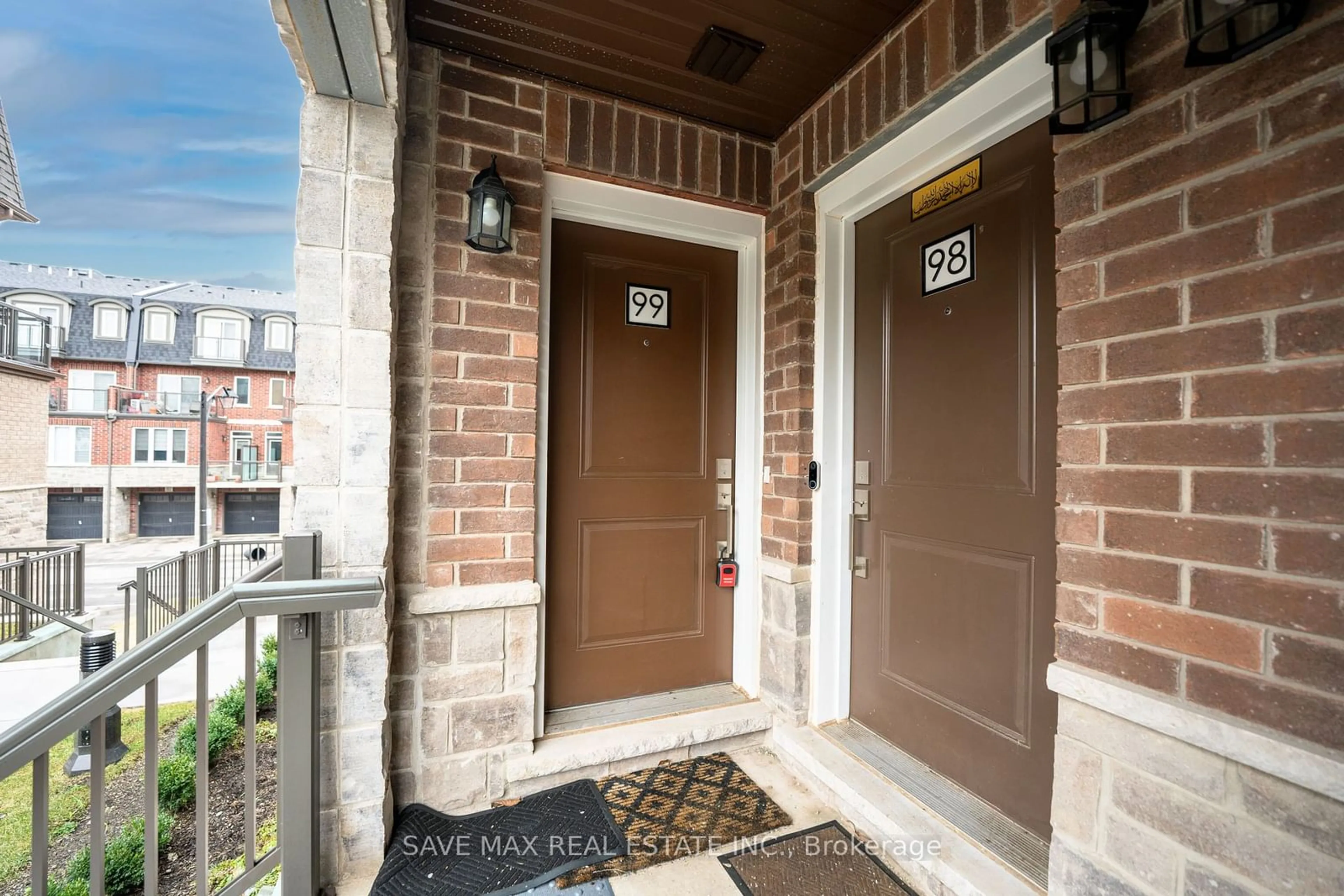 Indoor entryway for 445 Ontario St #99, Milton Ontario L9T 2N2