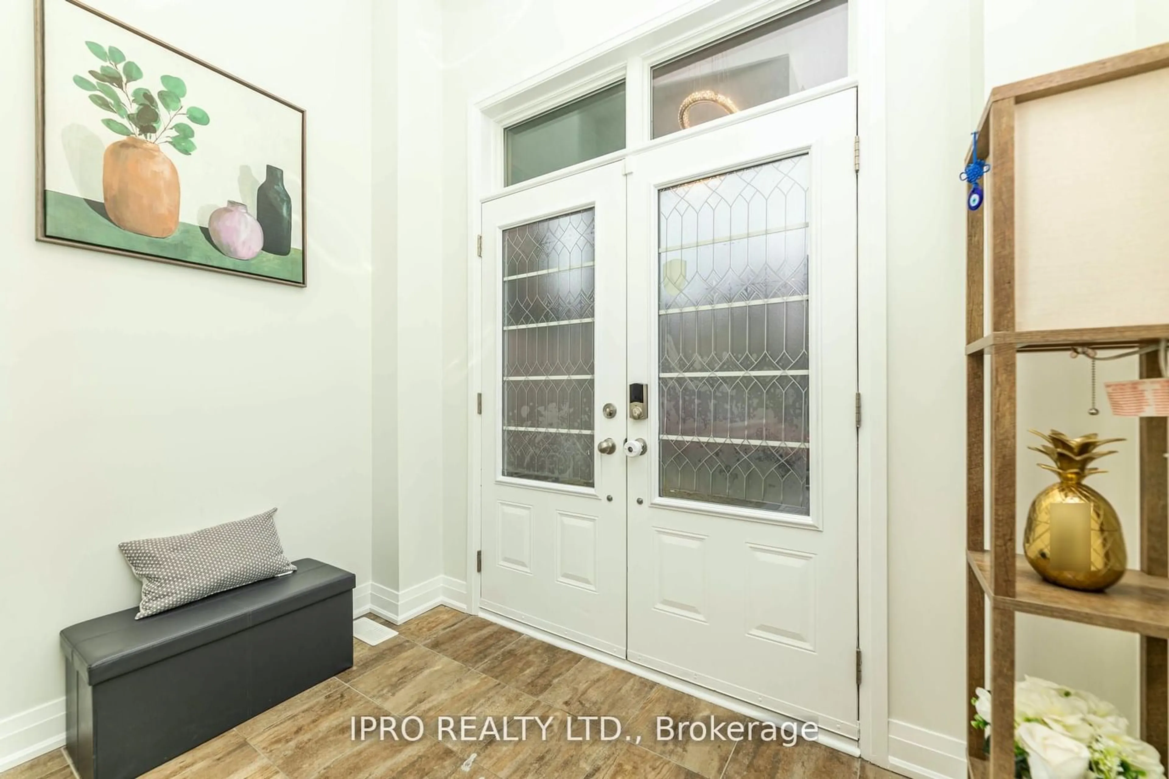 Indoor entryway for 7 Dalbeattie Dr, Brampton Ontario L6Y 6H7