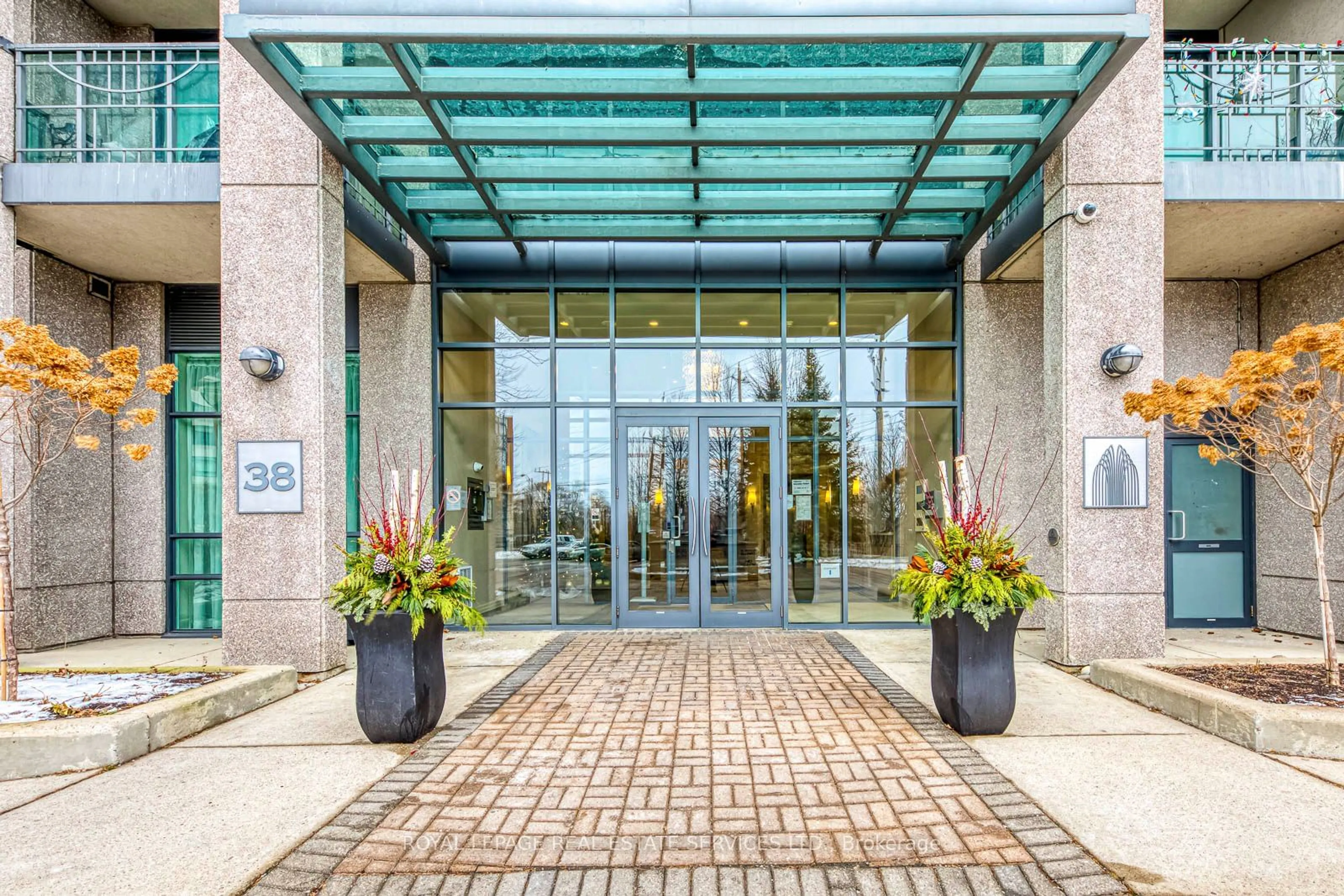 Indoor foyer for 38 Fontenay Crt #607, Toronto Ontario M9A 5H5