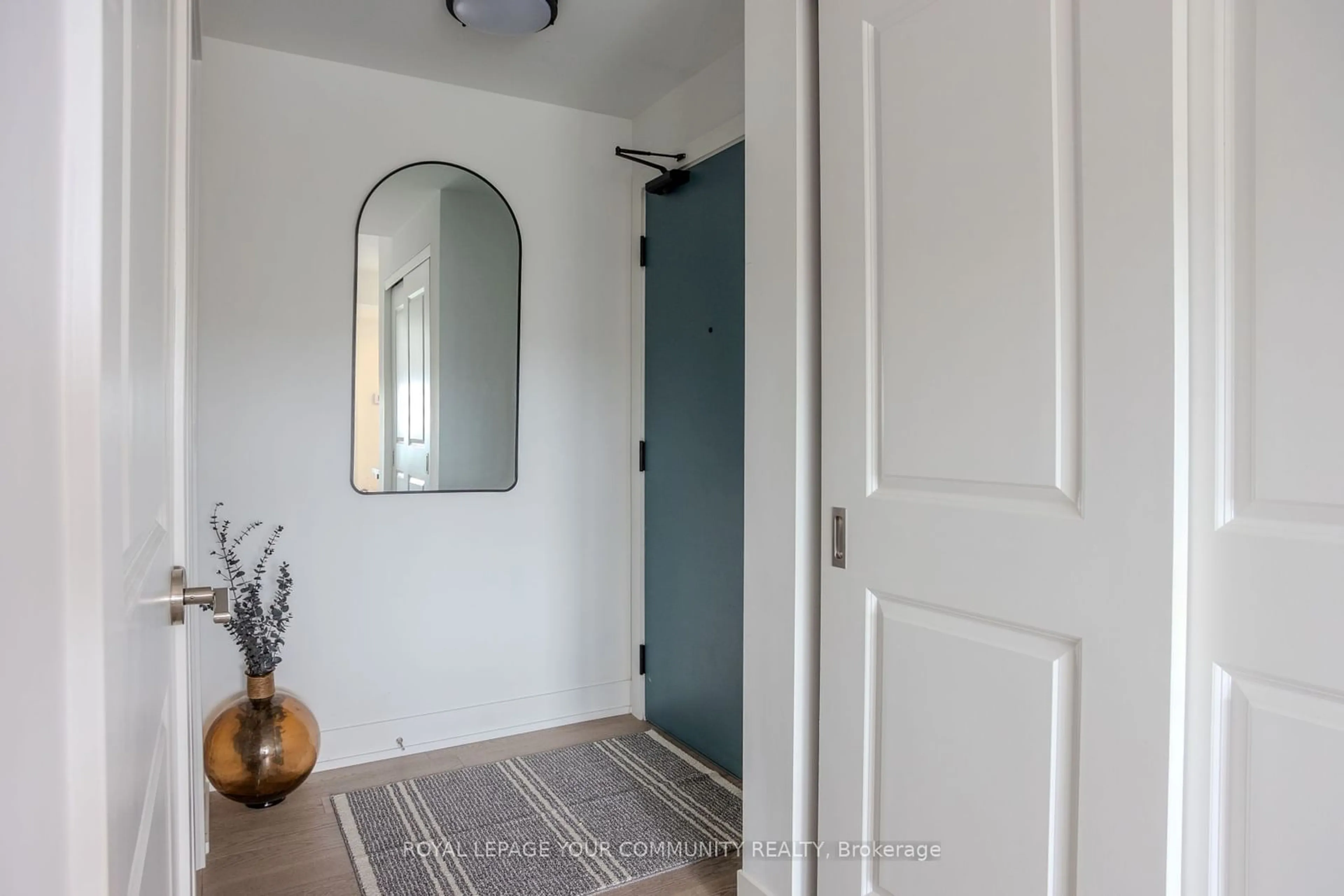 Indoor entryway for 1063 Douglas McCurdy Comm Circ #1001, Mississauga Ontario L5G 1H9