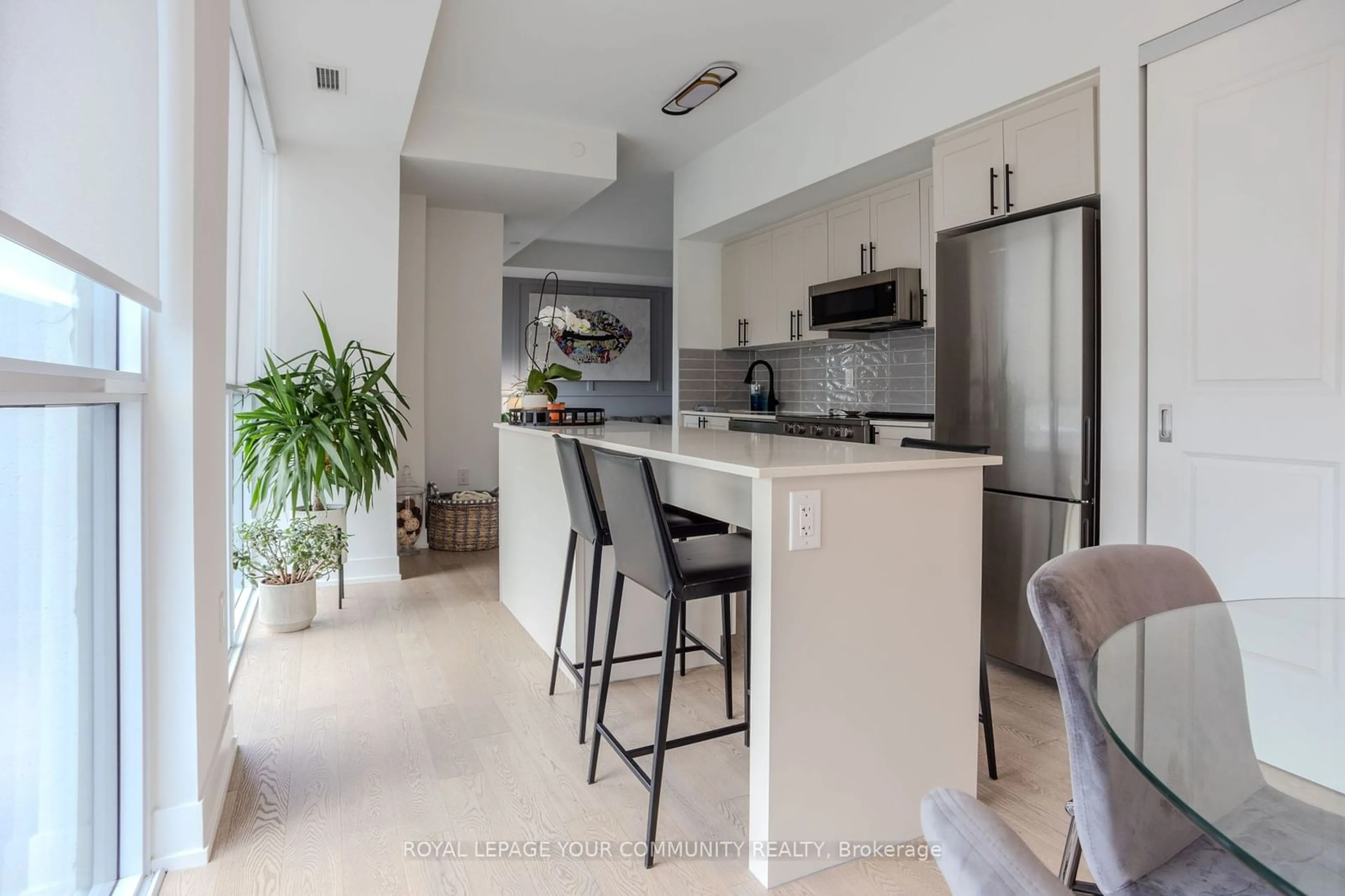 Open concept kitchen, ceramic/tile floor for 1063 Douglas McCurdy Comm Circ #1001, Mississauga Ontario L5G 1H9