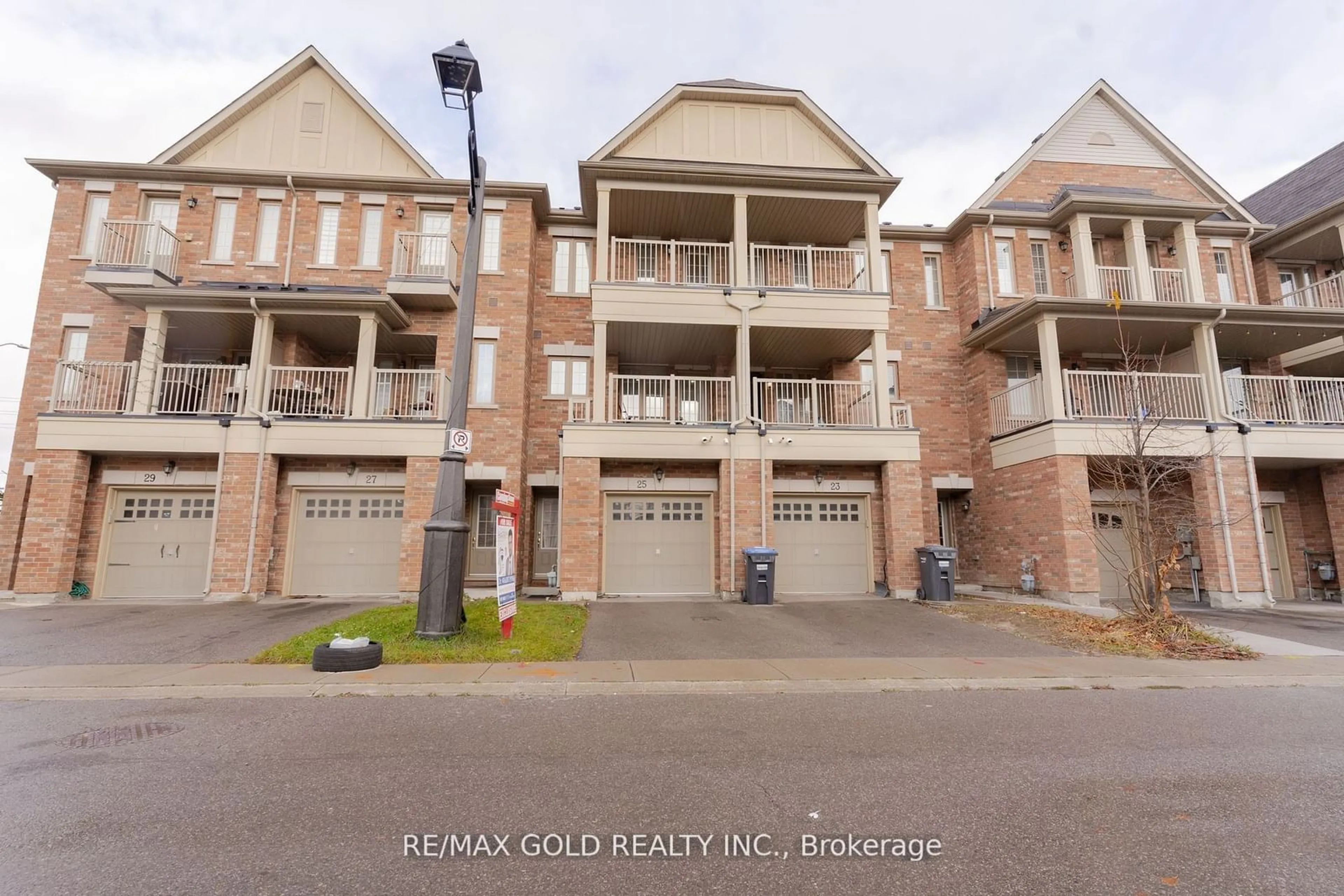 A pic from outside/outdoor area/front of a property/back of a property/a pic from drone, street for 25 Telegraph St, Brampton Ontario L6Z 0H9