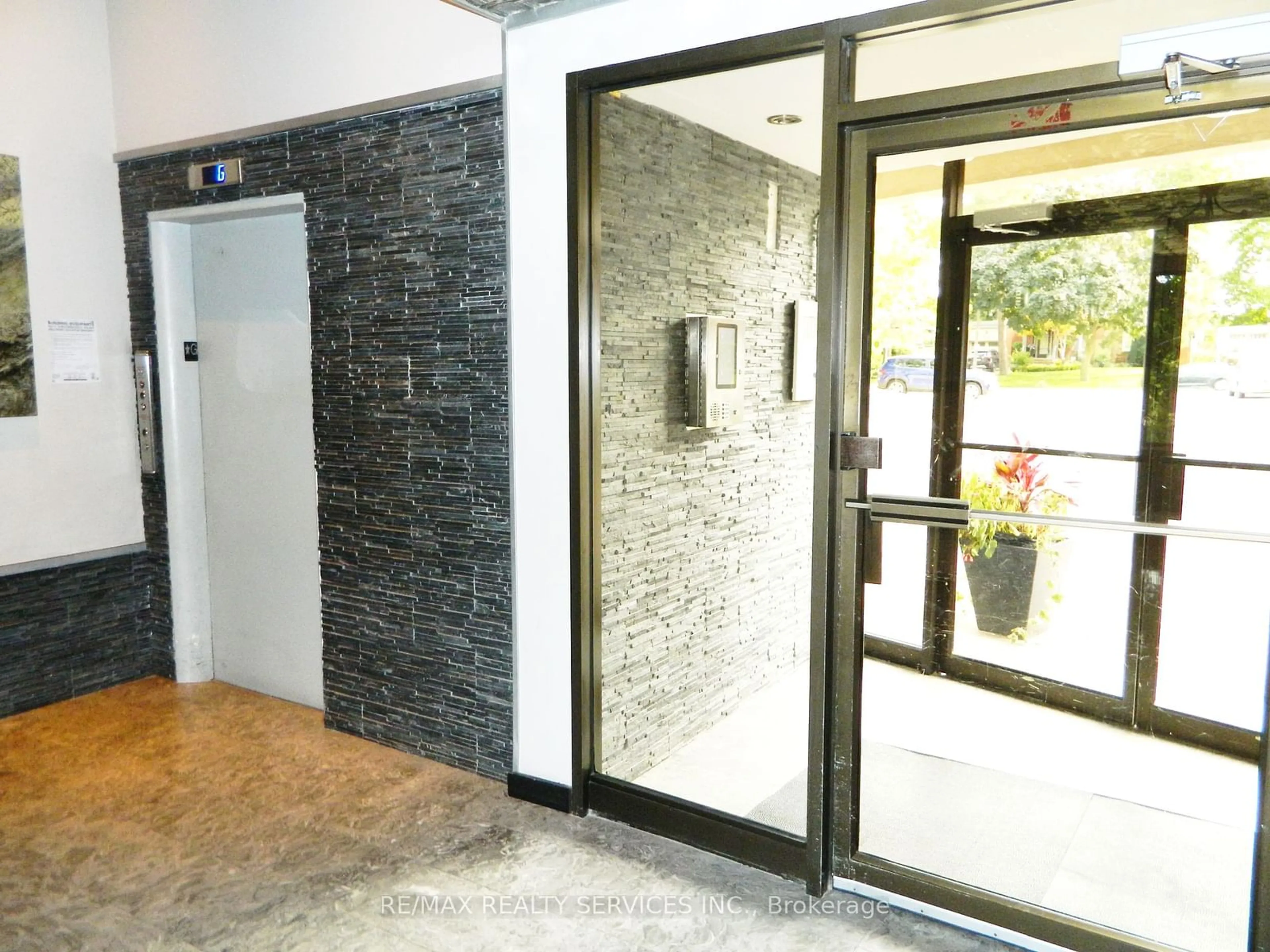 Indoor foyer for 188 Mill St #417, Brampton Ontario L6Y 1T8