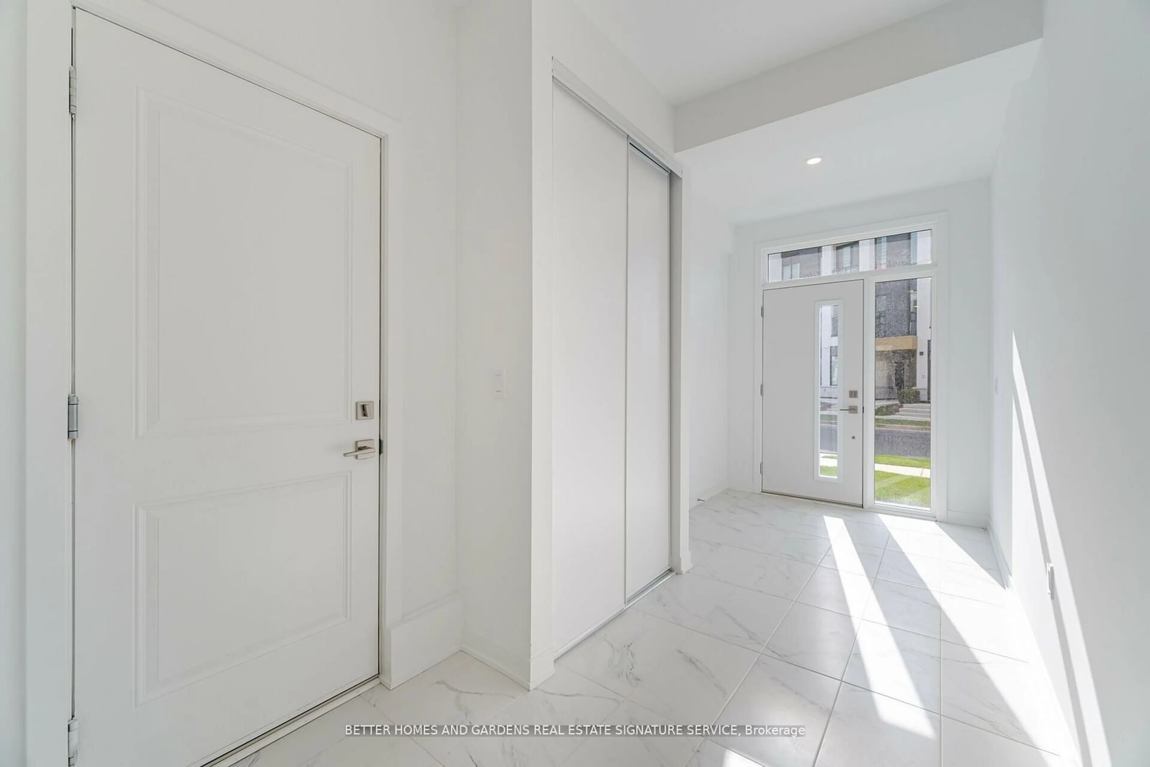 Indoor foyer for 3045 Trailside Dr, Oakville Ontario L6M 4M2