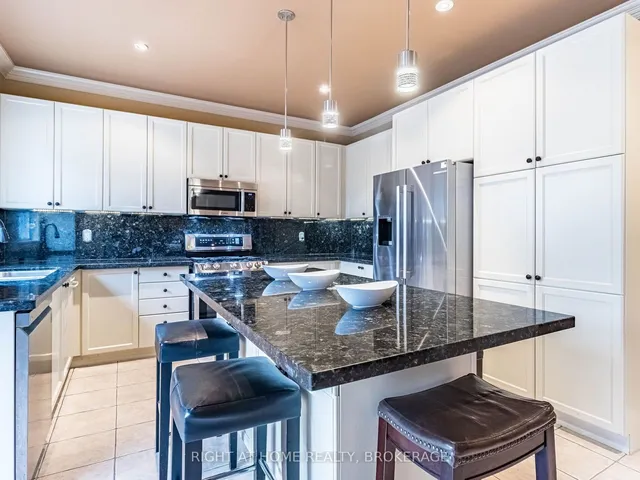 Additional image 28 of 1084 Holdsworth Cres