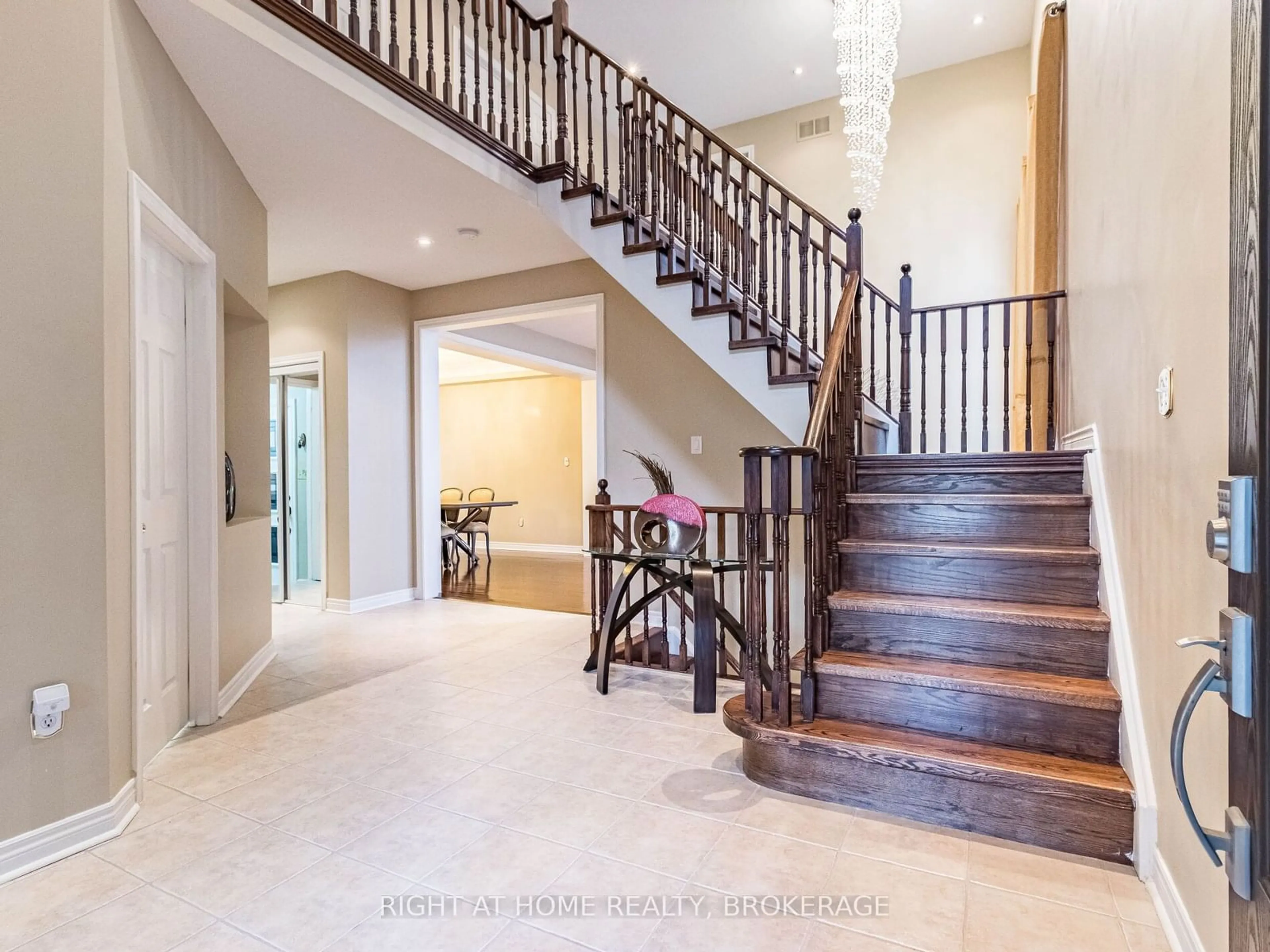 Indoor foyer for 1084 Holdsworth Cres, Milton Ontario L9T 0C1