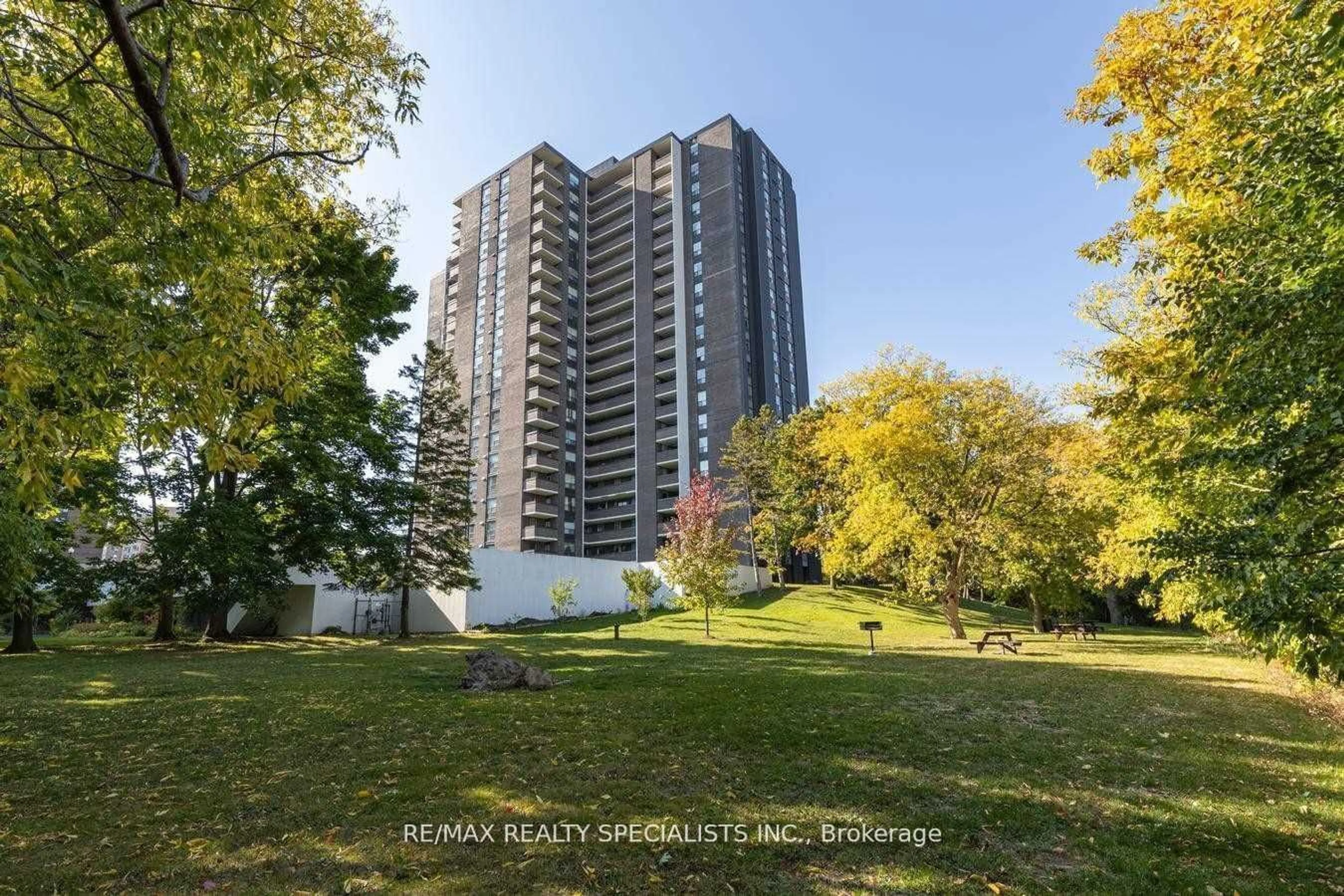 A pic from outside/outdoor area/front of a property/back of a property/a pic from drone, unknown for 1535 Lakeshore Rd #1409, Mississauga Ontario L5E 3E2