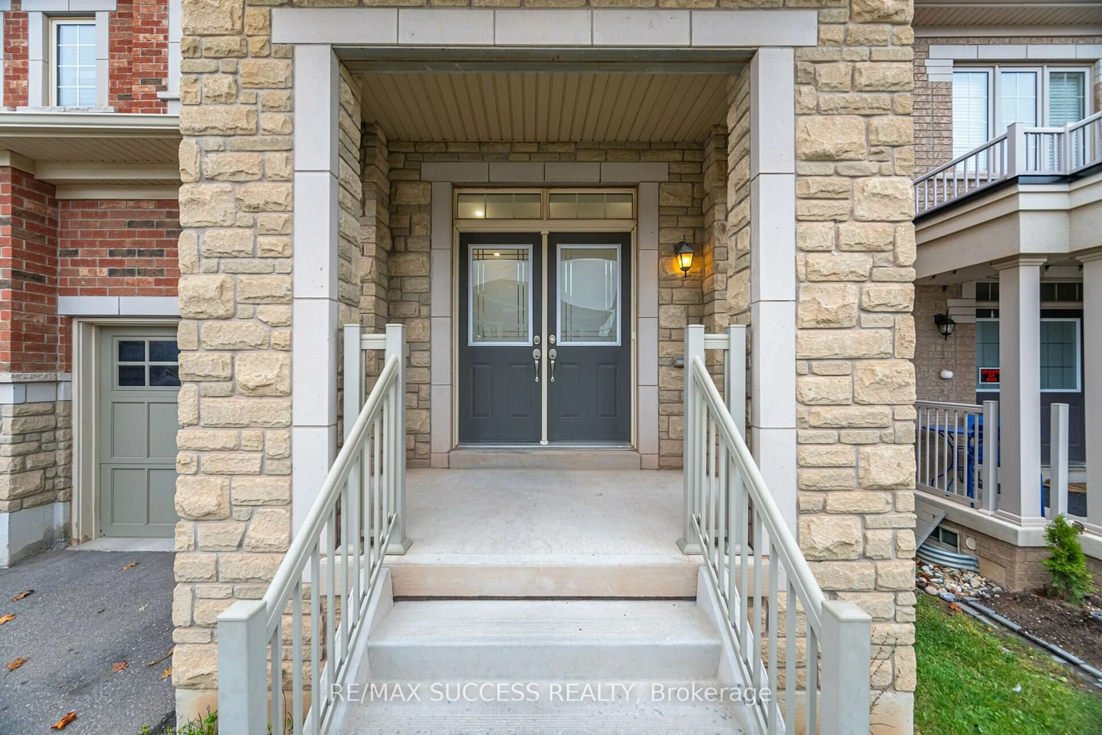 Indoor entryway for 3067 Max Khan Blvd, Oakville Ontario L6H 7H5