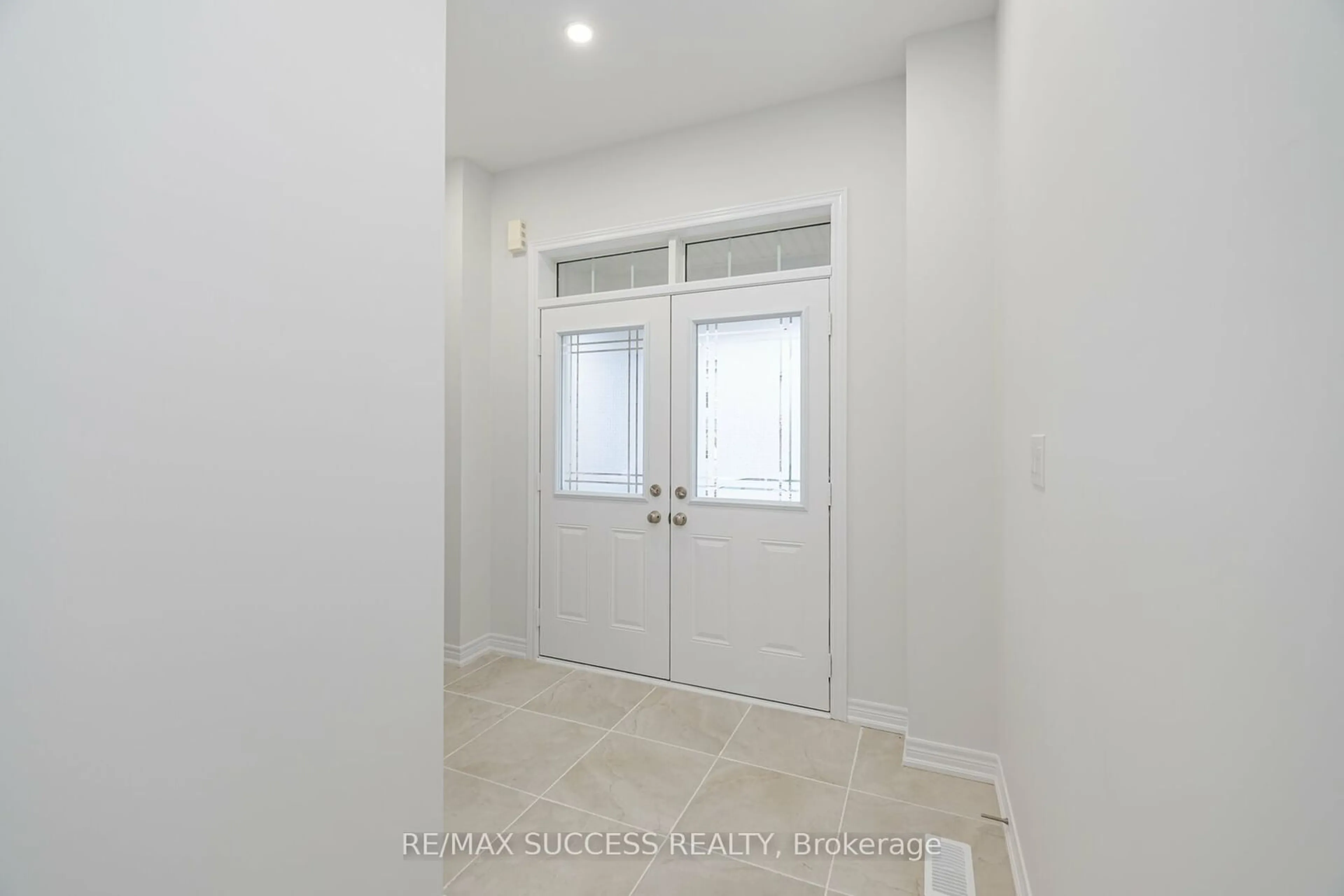 Indoor entryway for 3067 Max Khan Blvd, Oakville Ontario L6H 7H5