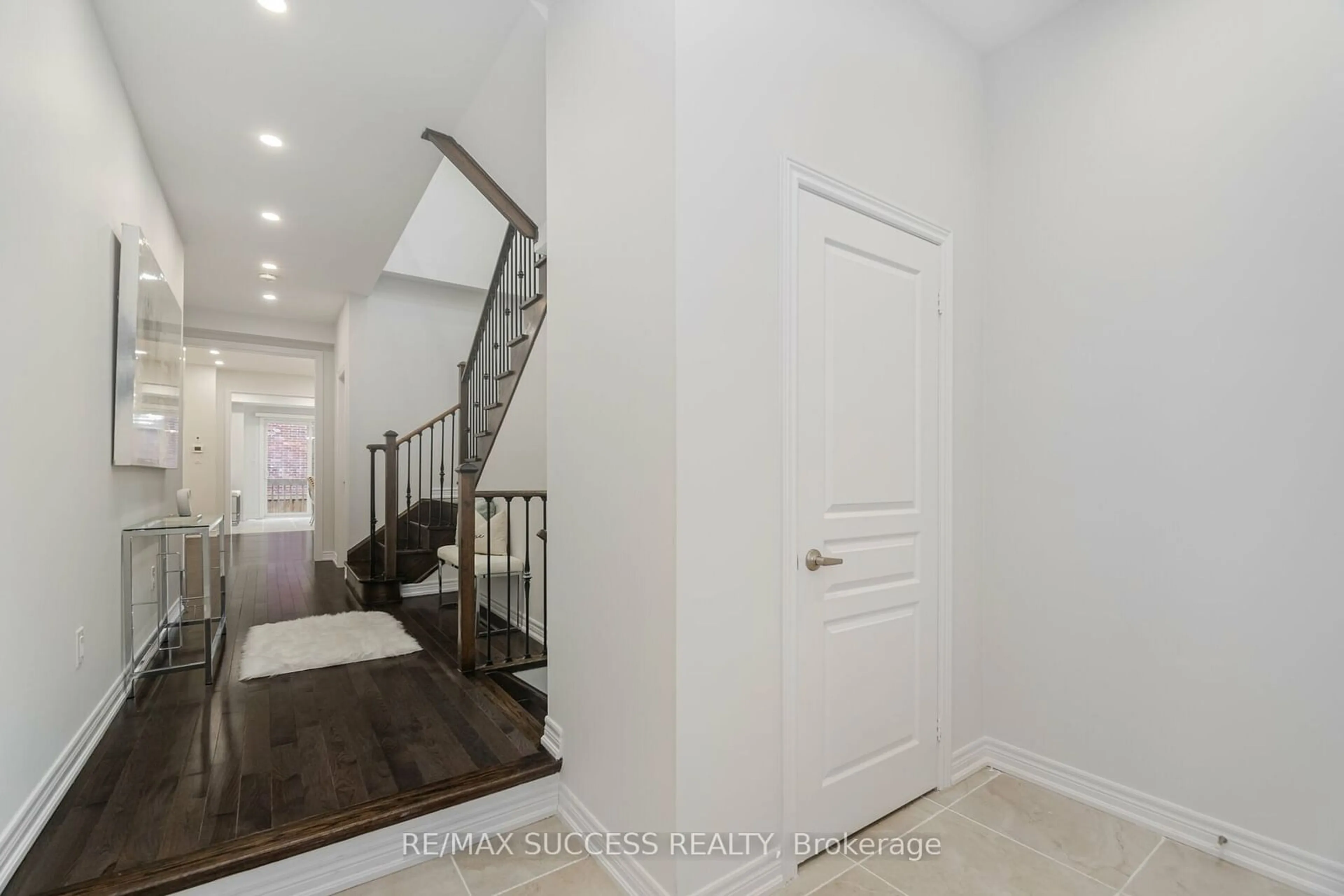 Indoor entryway for 3067 Max Khan Blvd, Oakville Ontario L6H 7H5