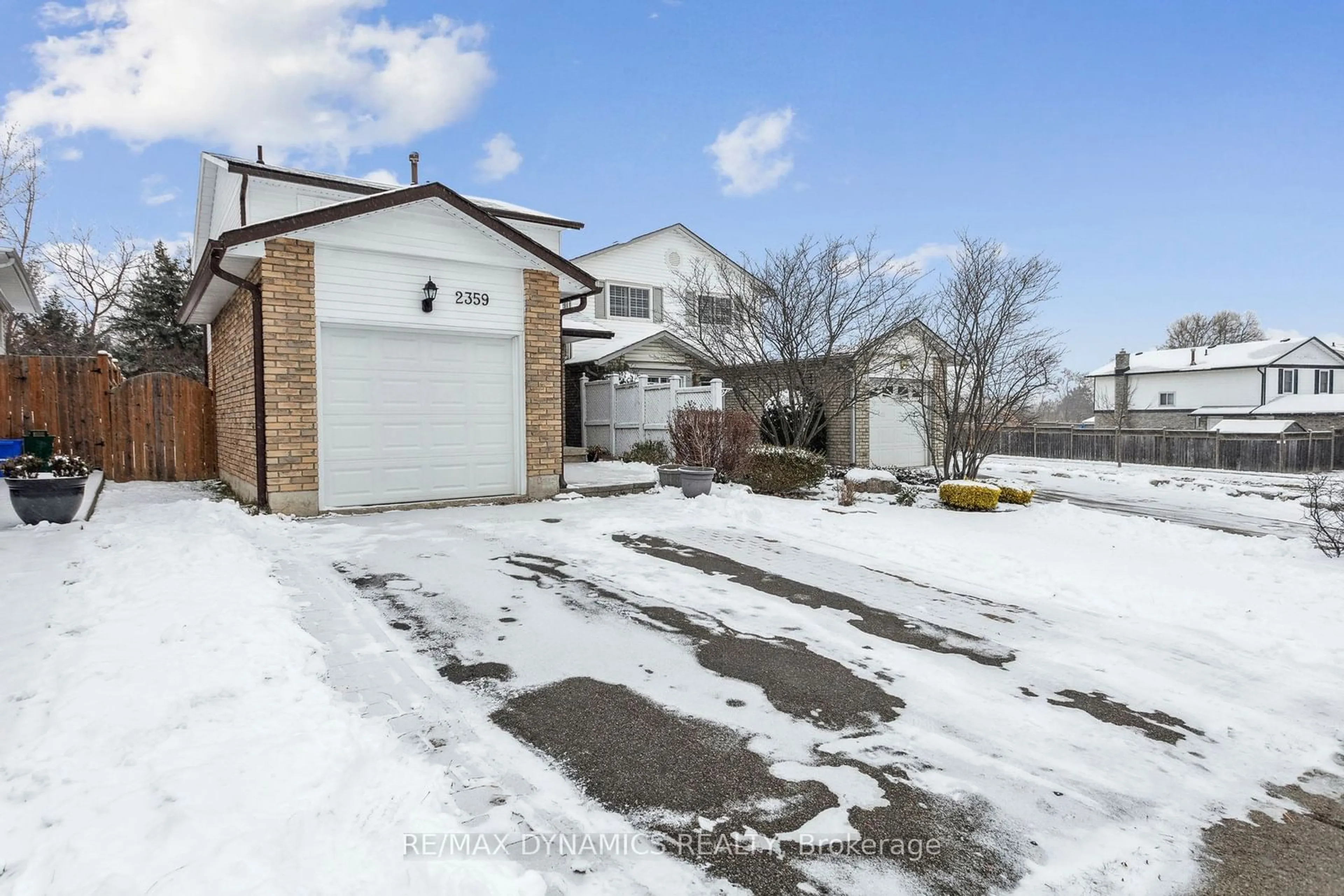 A pic from outside/outdoor area/front of a property/back of a property/a pic from drone, street for 2359 Malcolm Cres, Burlington Ontario L7P 4H1