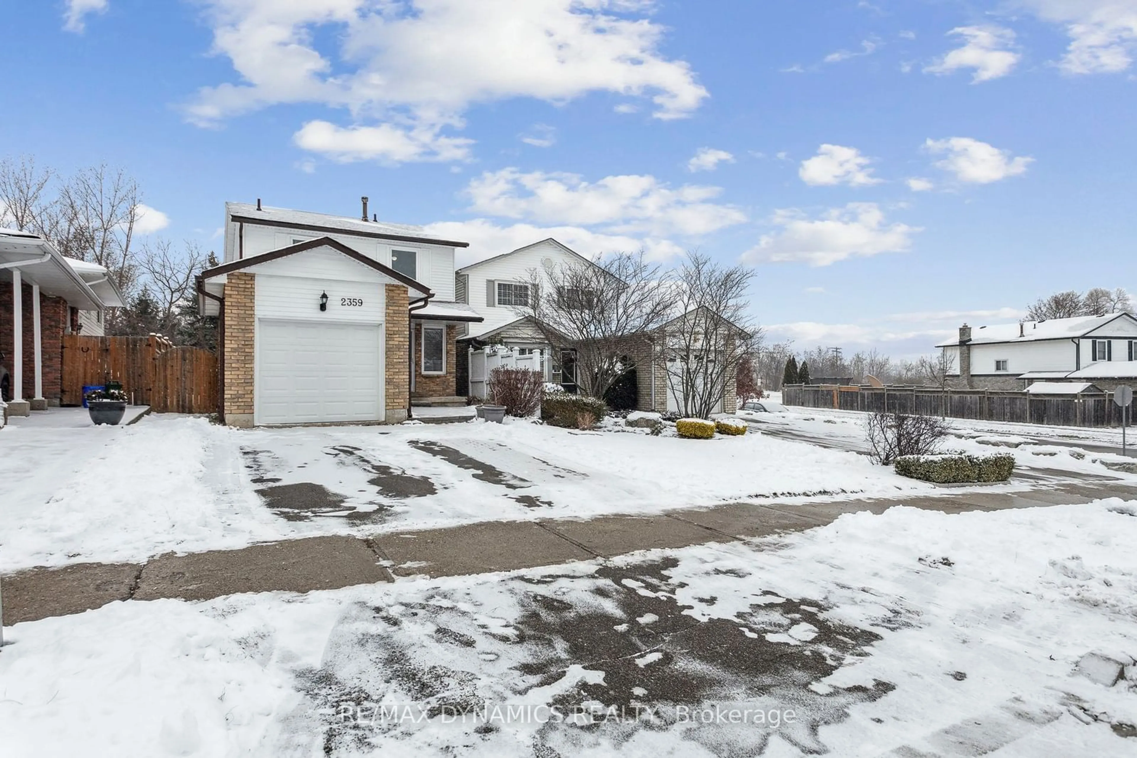 A pic from outside/outdoor area/front of a property/back of a property/a pic from drone, street for 2359 Malcolm Cres, Burlington Ontario L7P 4H1