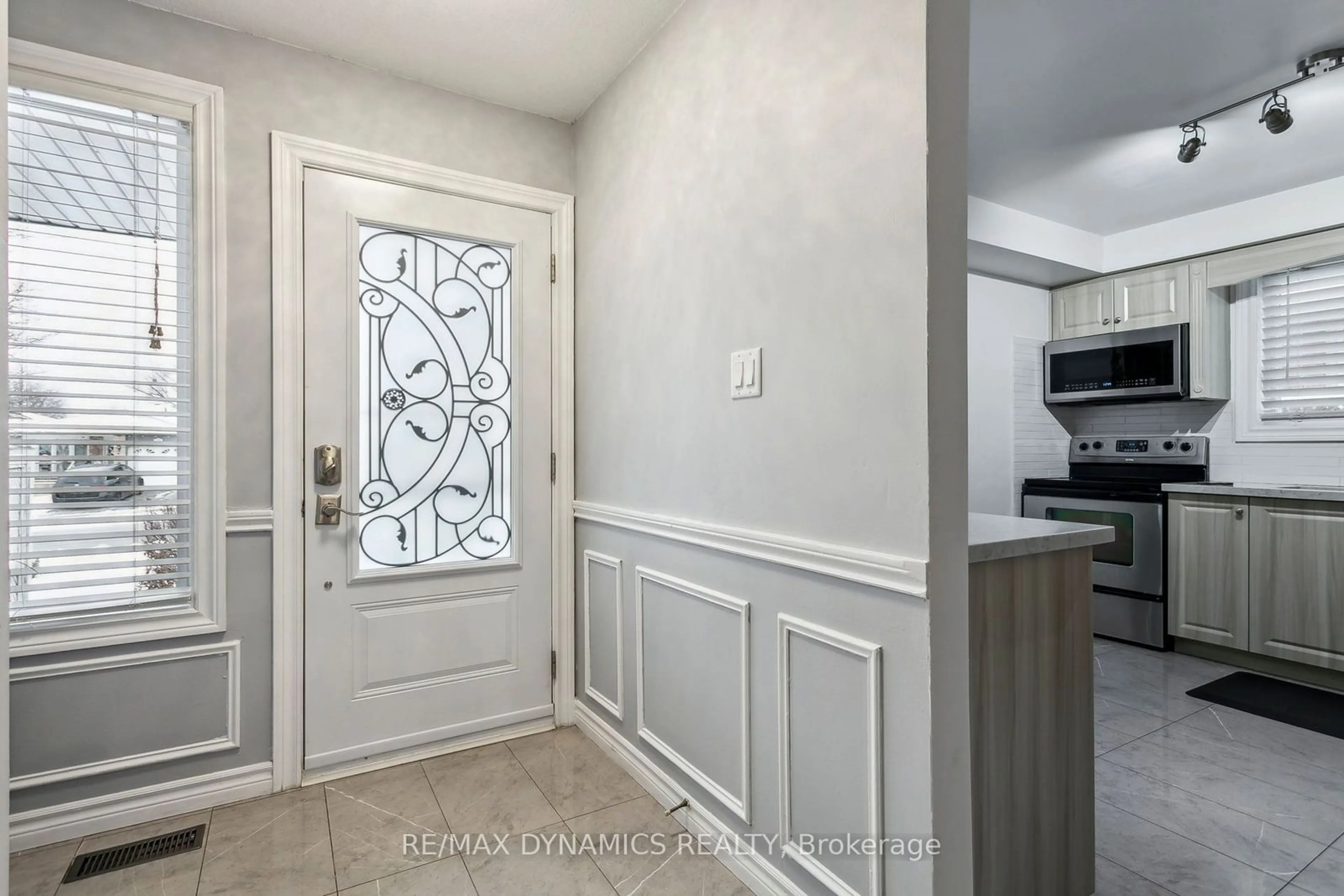 Indoor entryway for 2359 Malcolm Cres, Burlington Ontario L7P 4H1