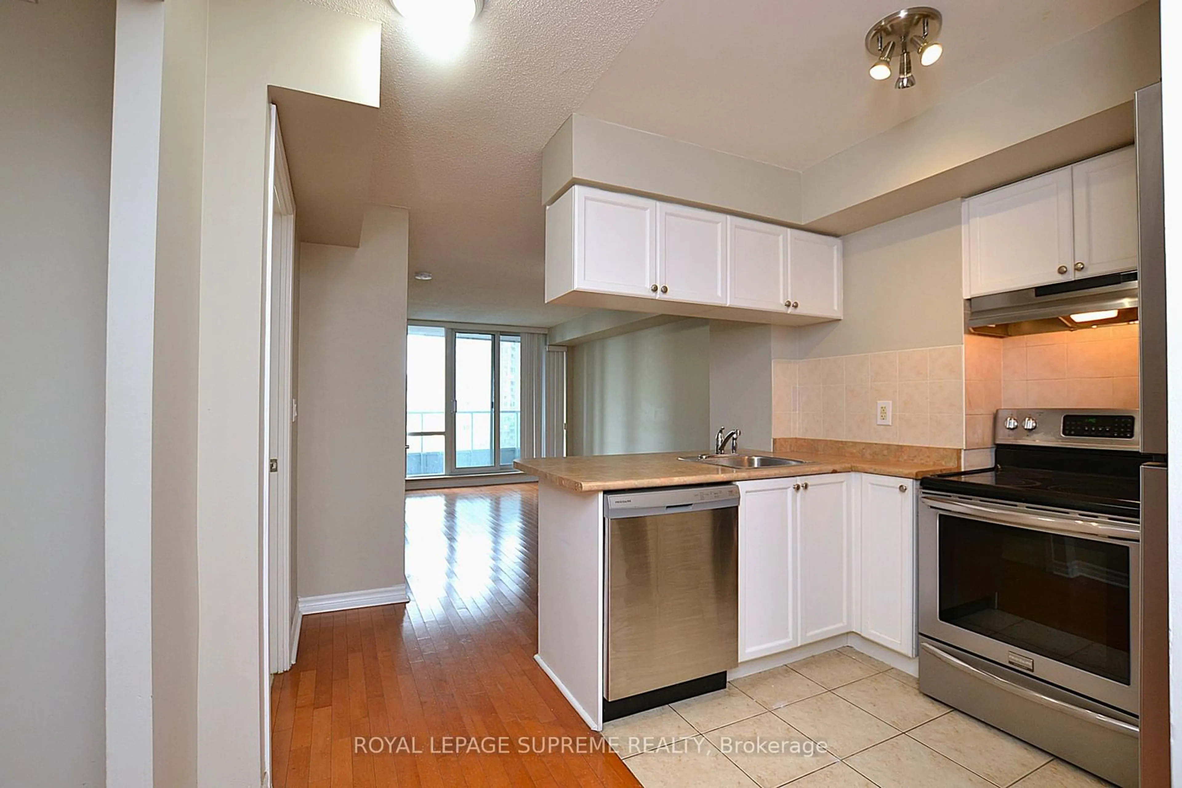 Standard kitchen, unknown for 1 Elm Dr #1007, Mississauga Ontario L5B 4M1