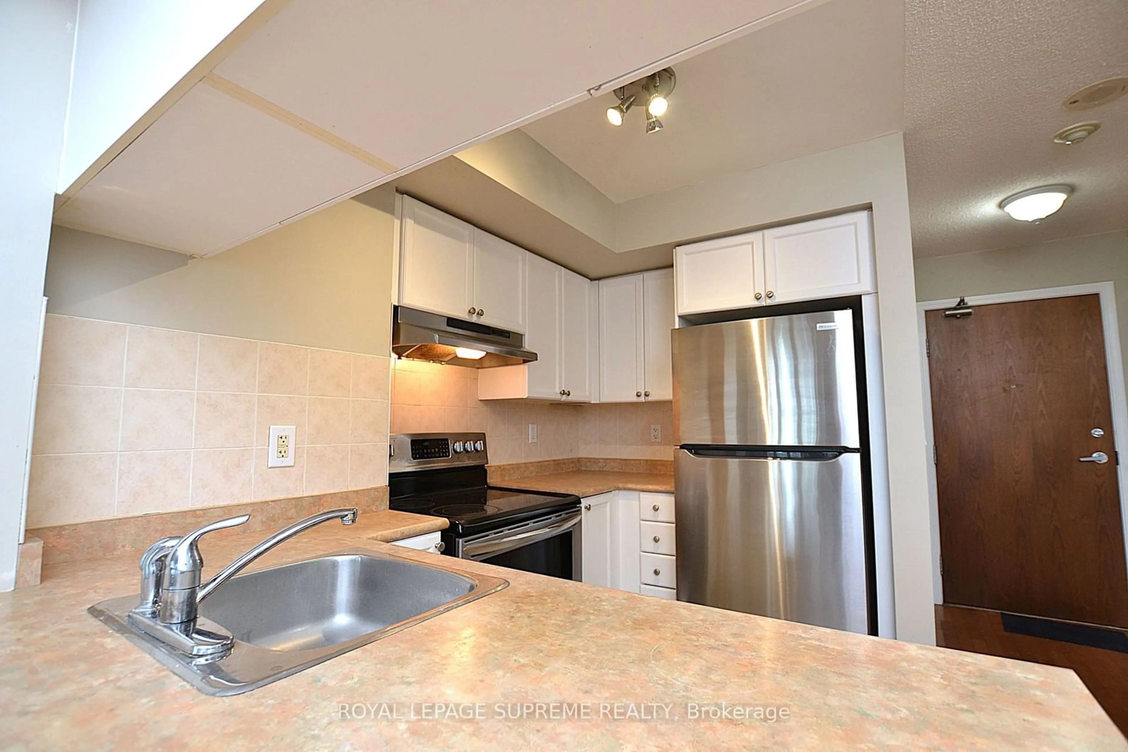 Standard kitchen, unknown for 1 Elm Dr #1007, Mississauga Ontario L5B 4M1