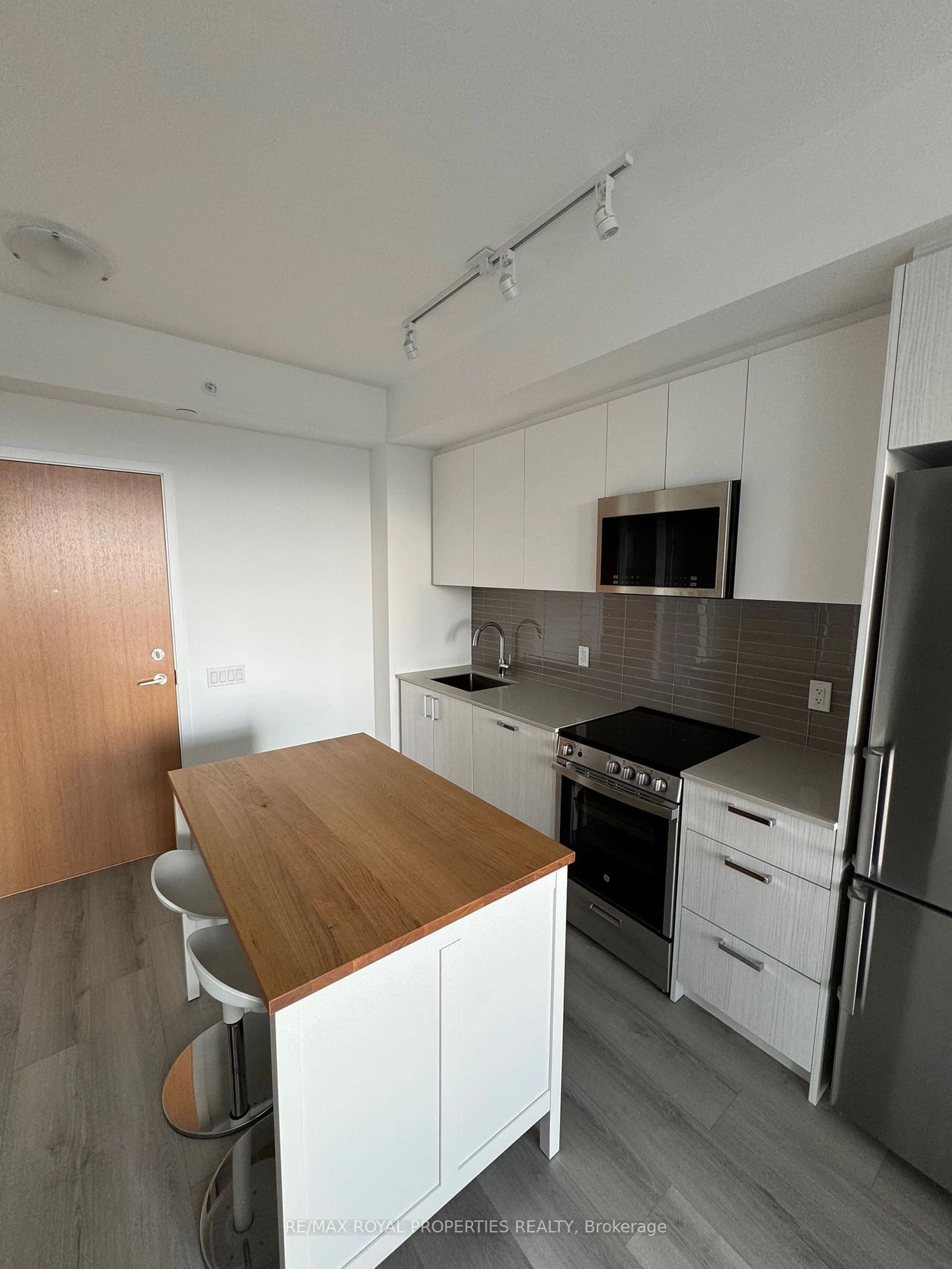 Standard kitchen, wood/laminate floor for 1787 St Clair Ave #509, Toronto Ontario M6N 0B7