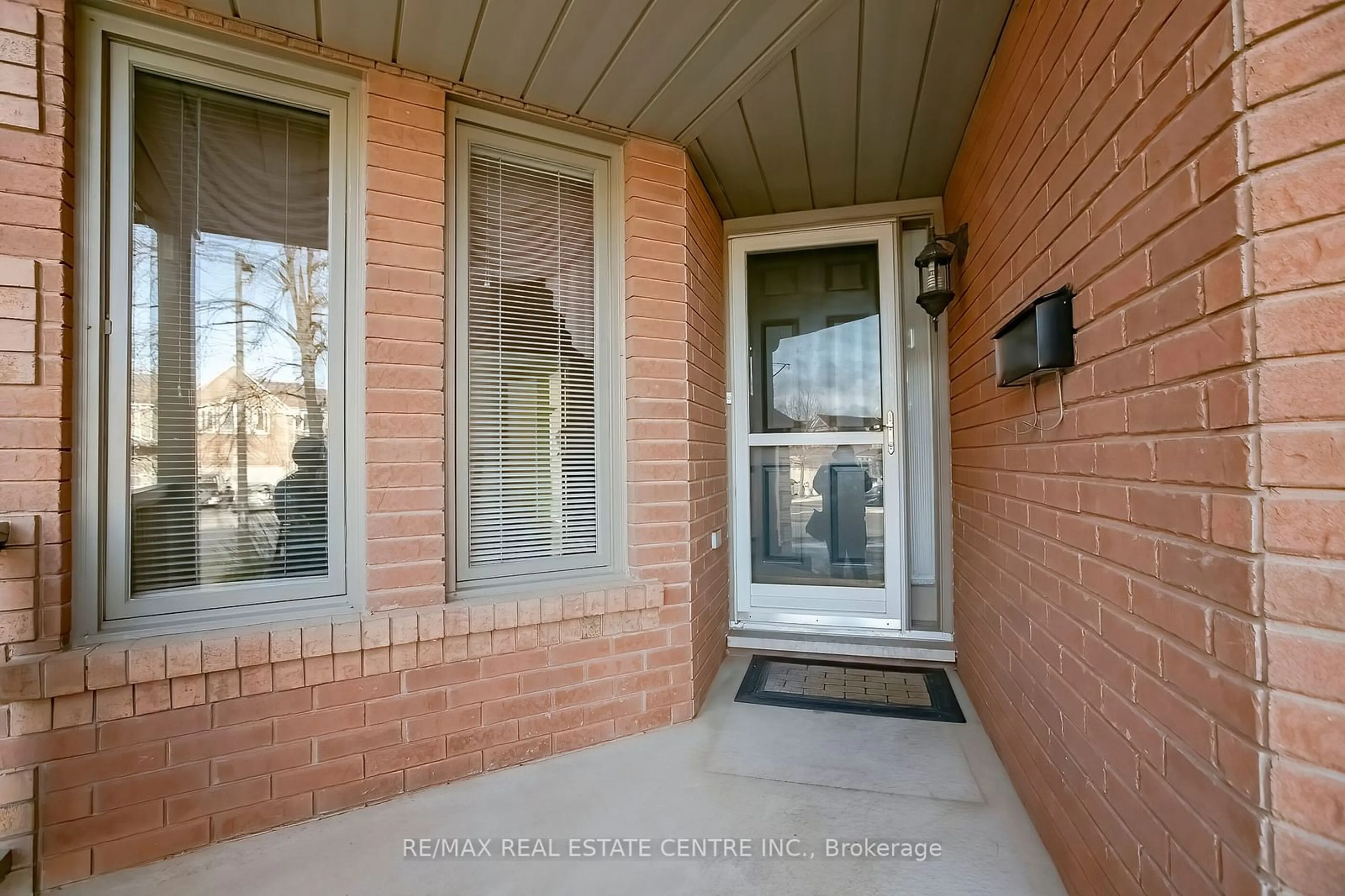 Indoor entryway for 40 Rocky Mountain Cres, Brampton Ontario L6R 1E7